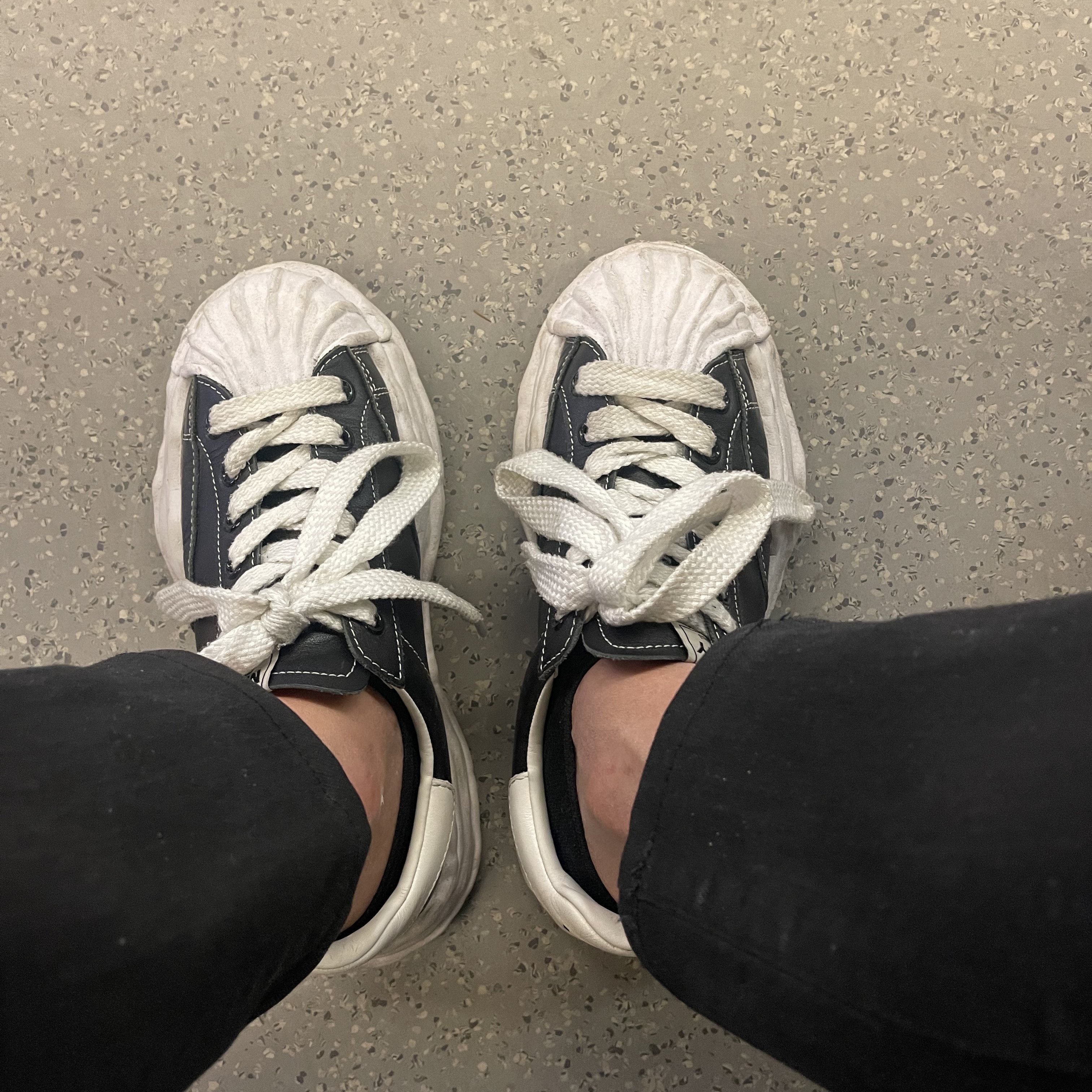Maison Mihara Yasuhiro Blakey OG STC Sole Paper Like Leather Low-top Sneakers Black 착용 스타일