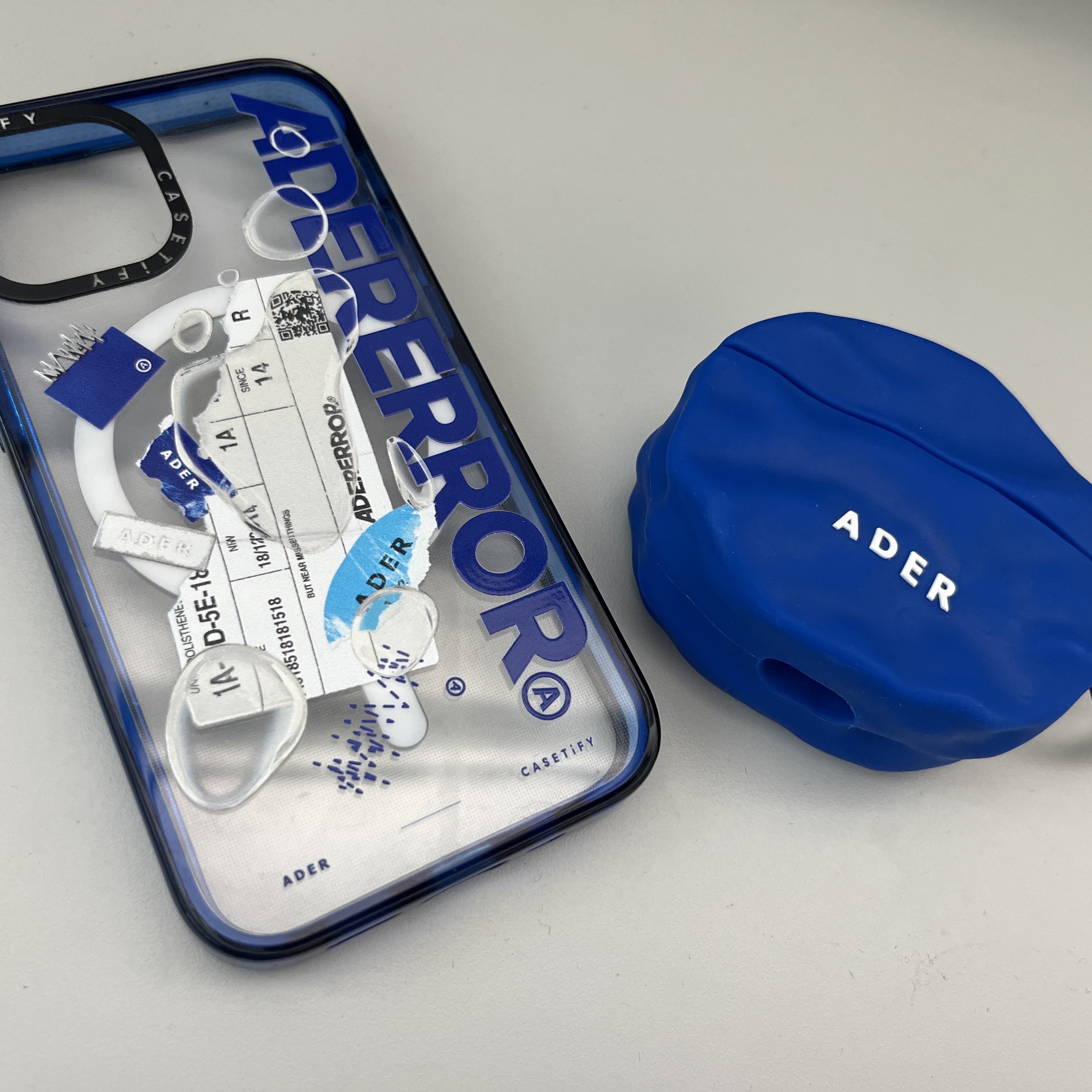 Casetify x Ader Error iPhone Sticker Magsafe Case Clear, Casetify x Ader Error Wavy Collectable AirPods Pro 1st/2nd gen Case Blue 착용 스타일 - 1