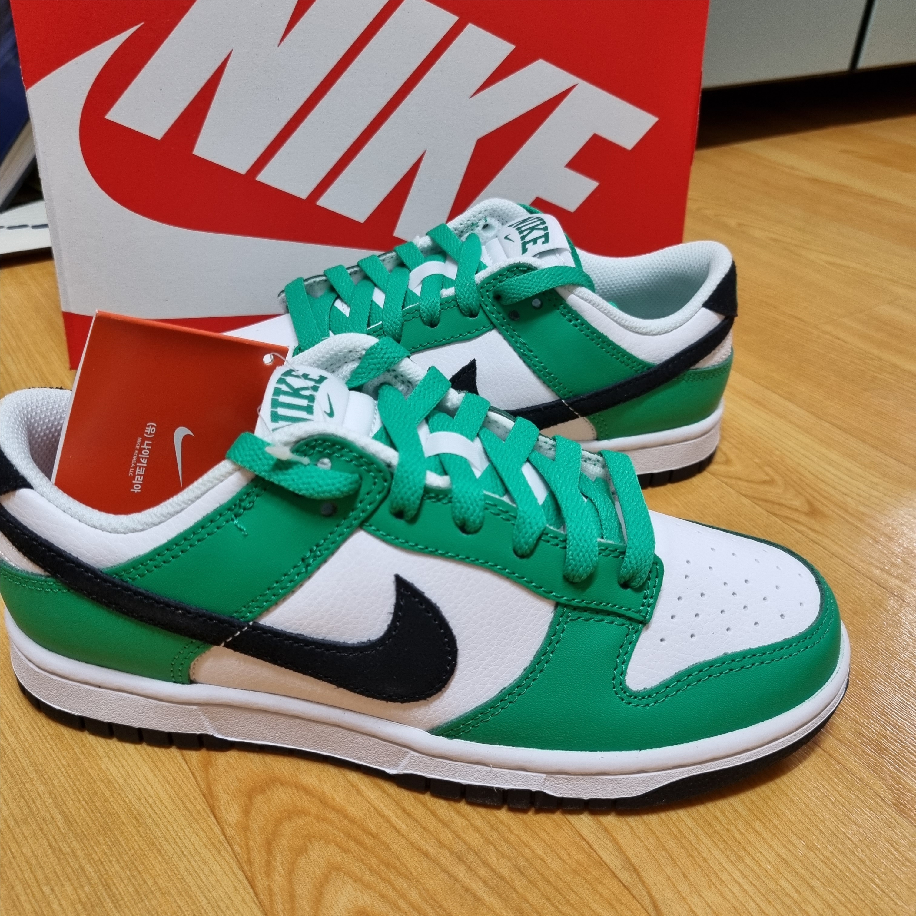 Nike Dunk Low White Green, Adidas Samba Vegan Black White 착용 스타일 - 1