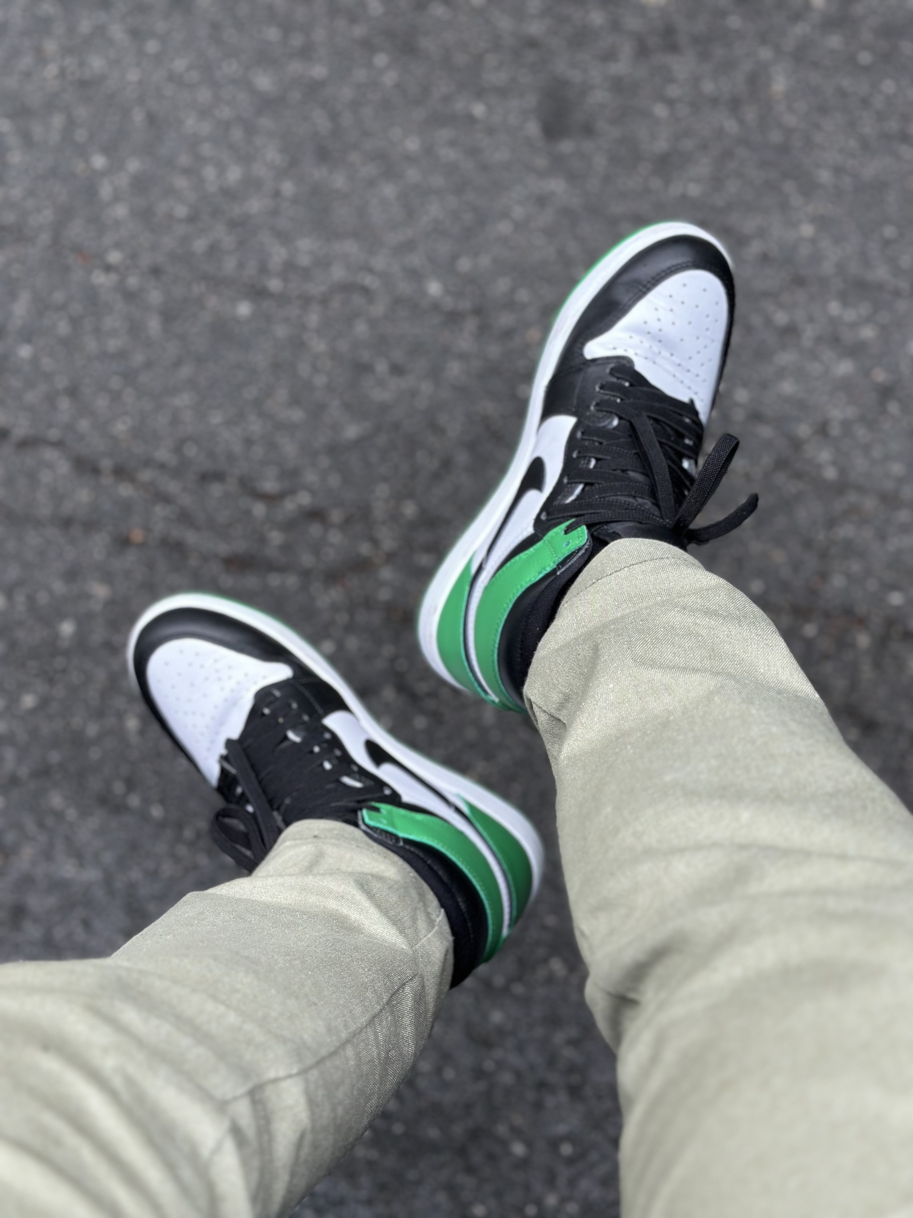 Jordan 1 Retro High OG Black and Lucky Green 착용 스타일