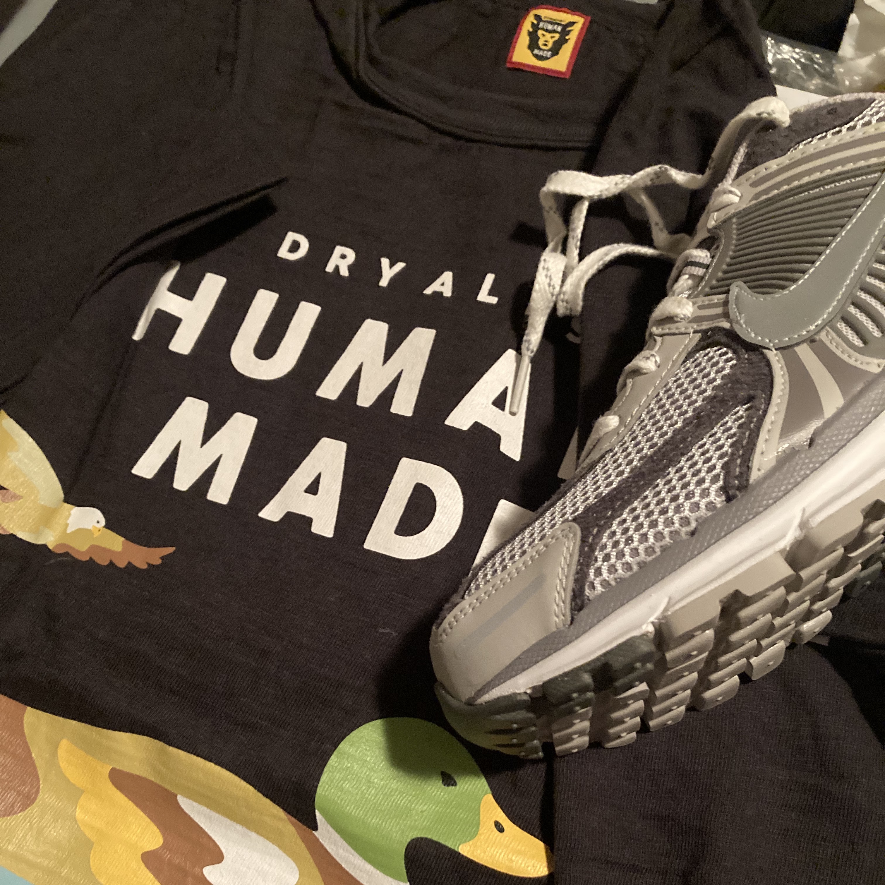 Nike Zoom Vomero 5 PRM Light Iron Ore and Flat Fewter, Human Made #2313 T-Shirt Black 착용 스타일