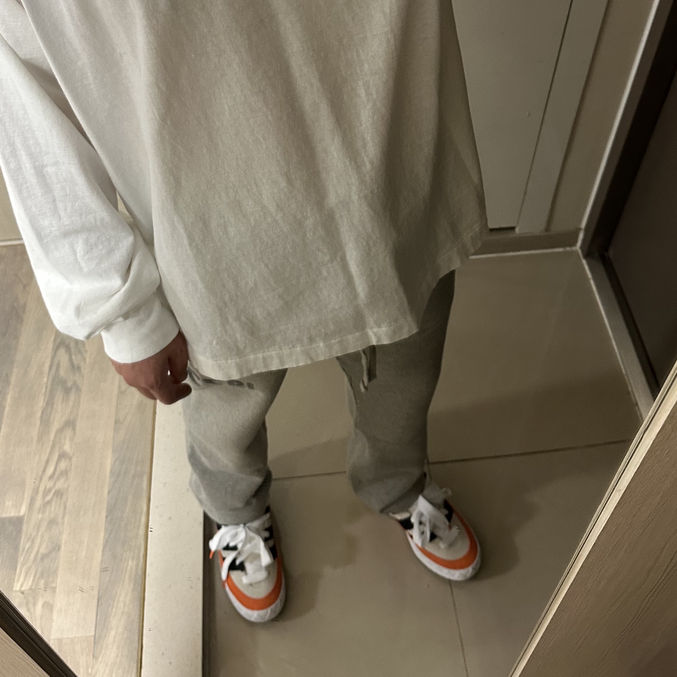 Essentials 1977 Relaxed Sweatpants Dark Oatmeal - 22SS, Human Made Graphic L/S T-Shirt #3 White 착용 스타일 - 3