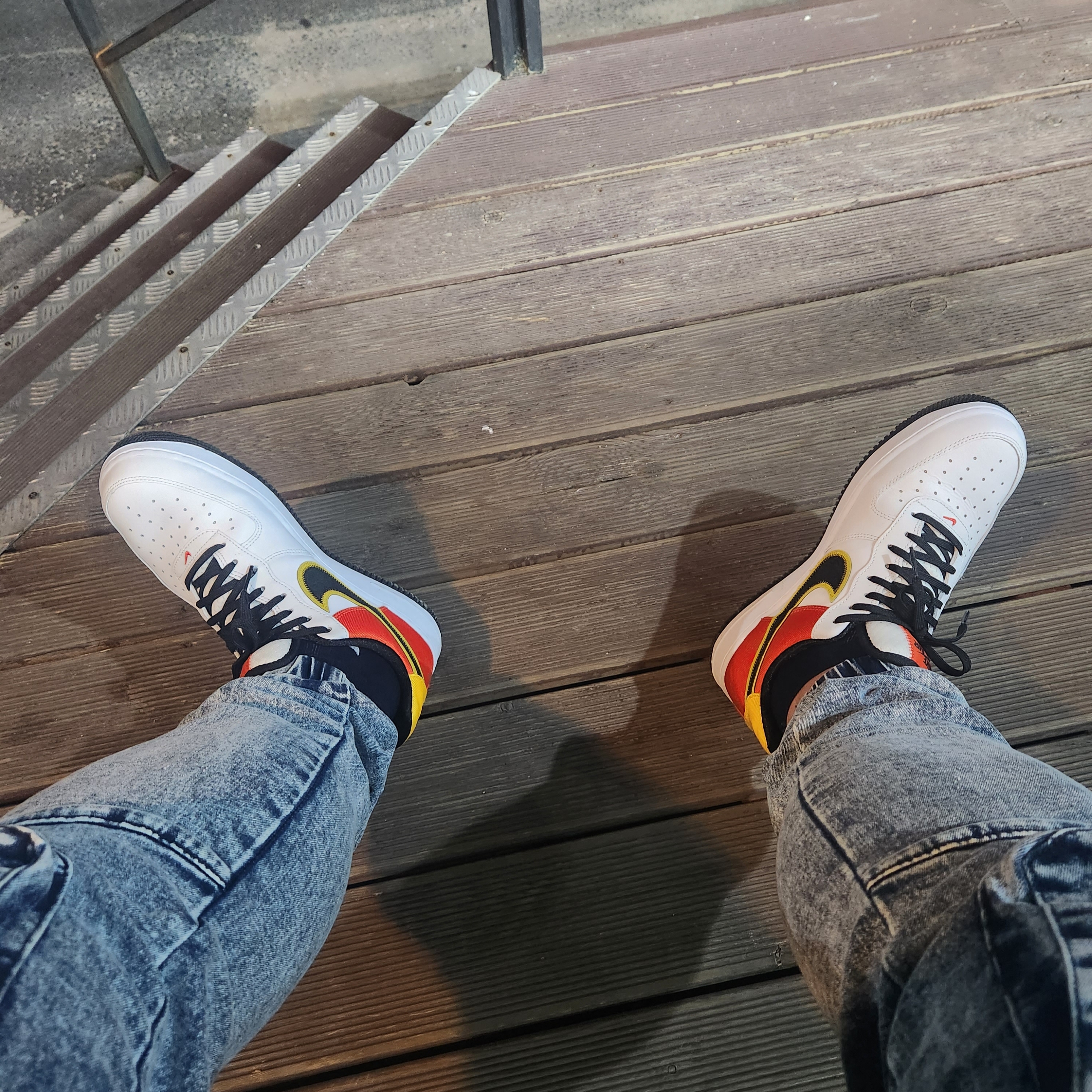 Nike Air Force 1 '07 LV8 Rayguns 착용 스타일