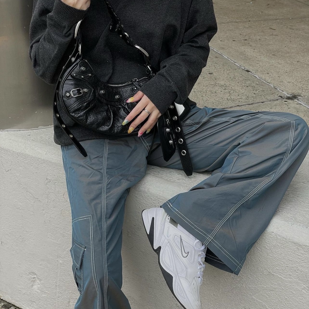 Balenciaga Arena Lambskin Le Cagole XS Shoulder Bag Black 착용 스타일