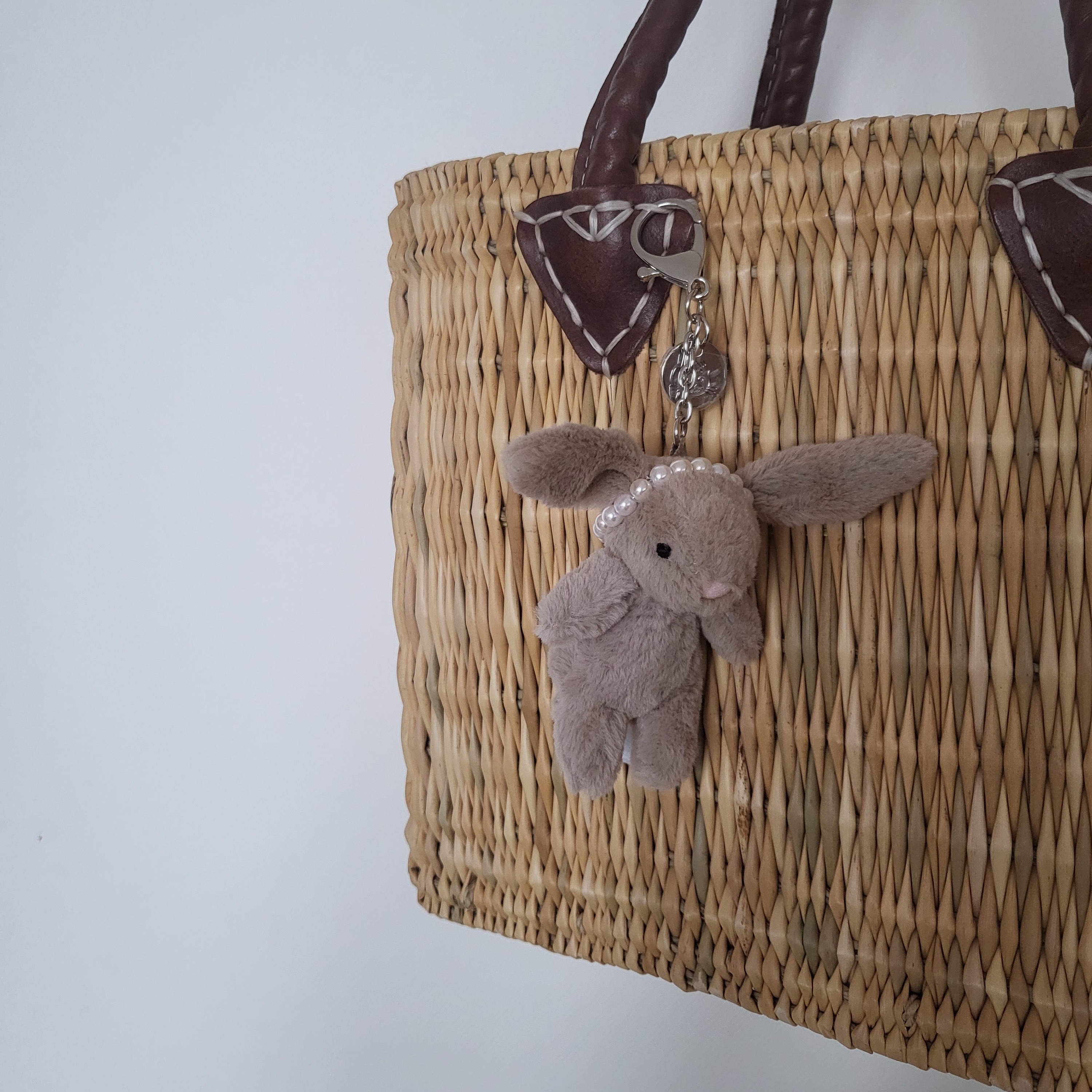 Jellycat Bashful Bunny Bag Charm Beige 착용 스타일 - 2