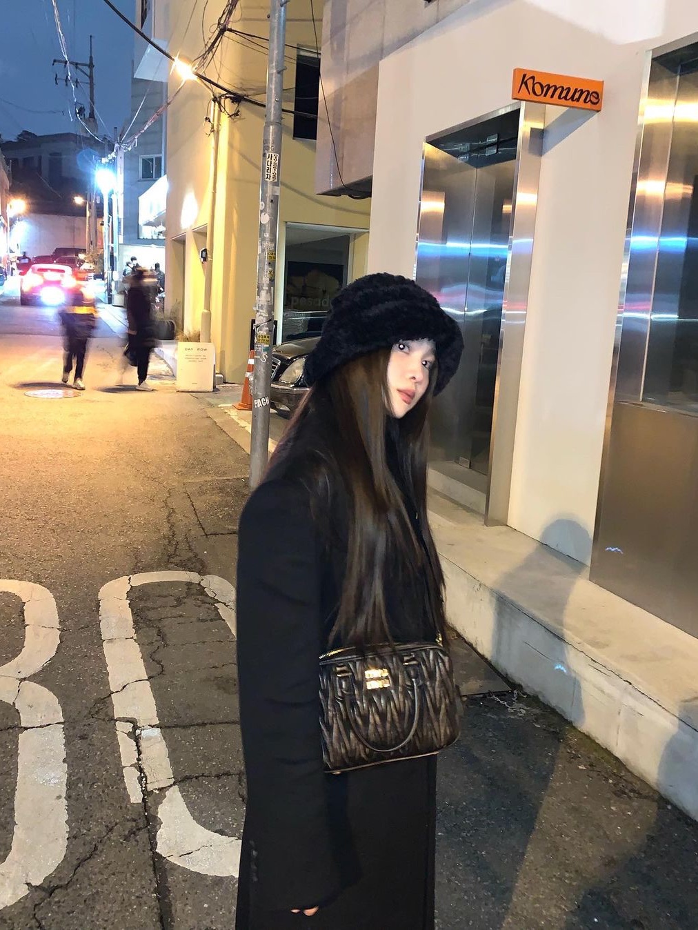 Miu Miu Matelasse Nappa Leather Top Handle Bag Black 착용 스타일