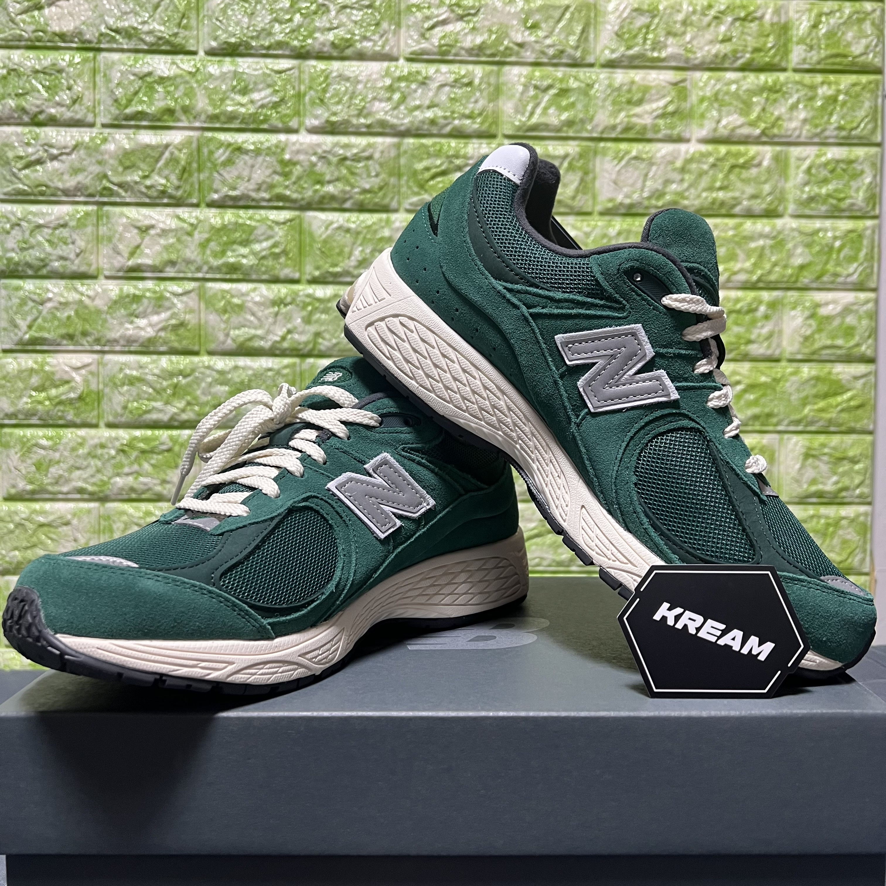 New Balance 2002R Nightwatch Green 착용 스타일 - 1