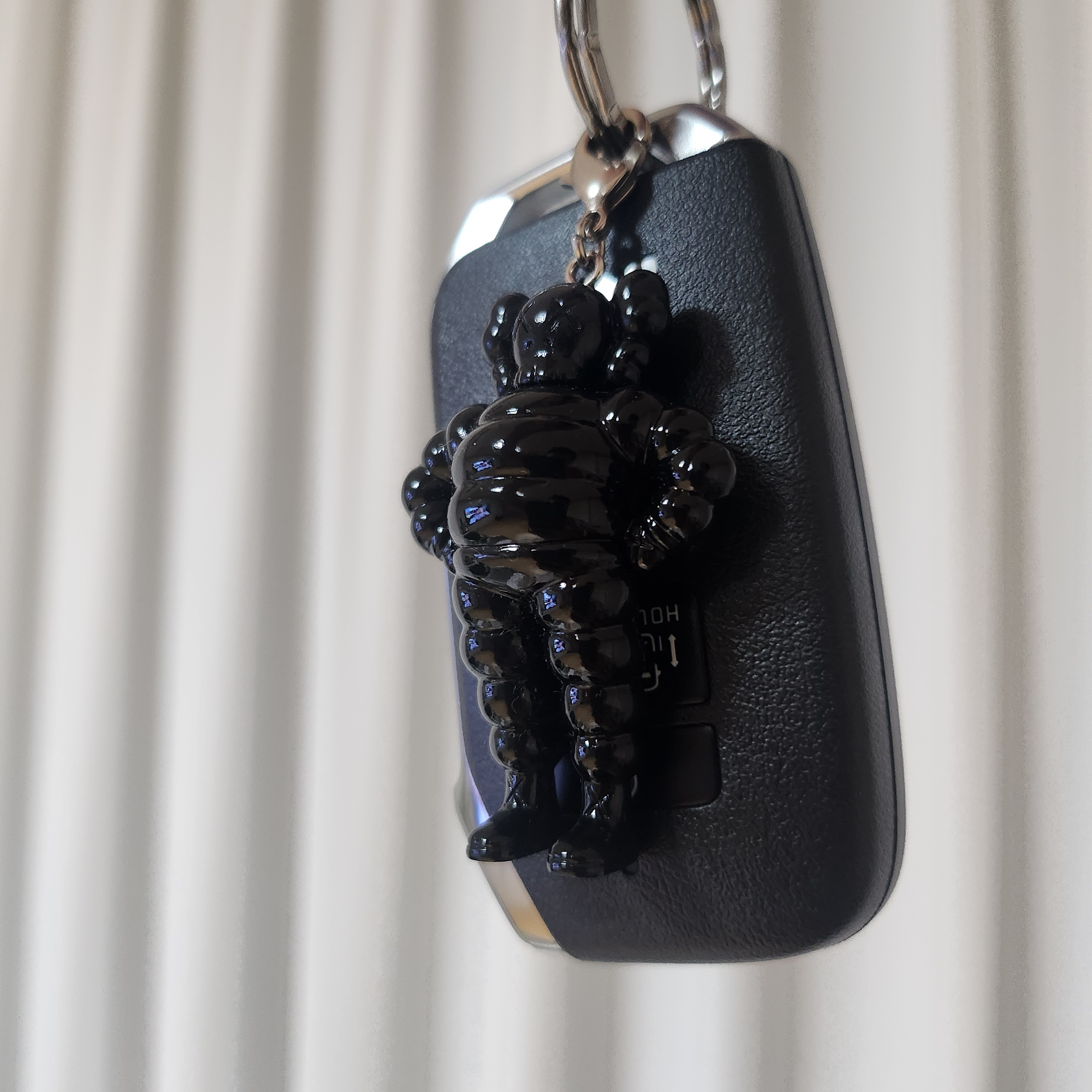 Kaws Tokyo First Chum Keychain Black 착용 스타일