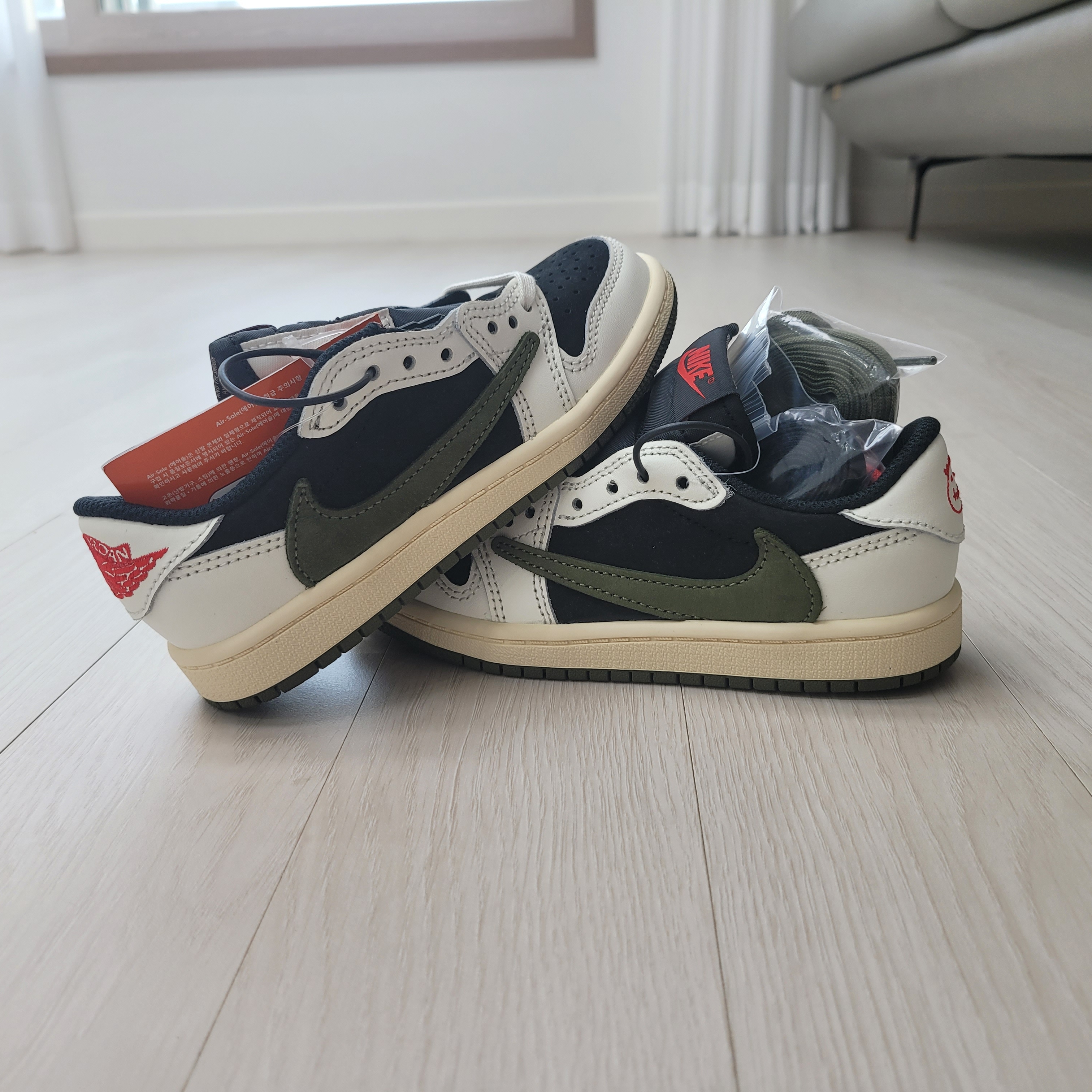 (PS) Jordan 1 x Travis Scott Retro Low OG SP Medium Olive 착용 스타일 - 1