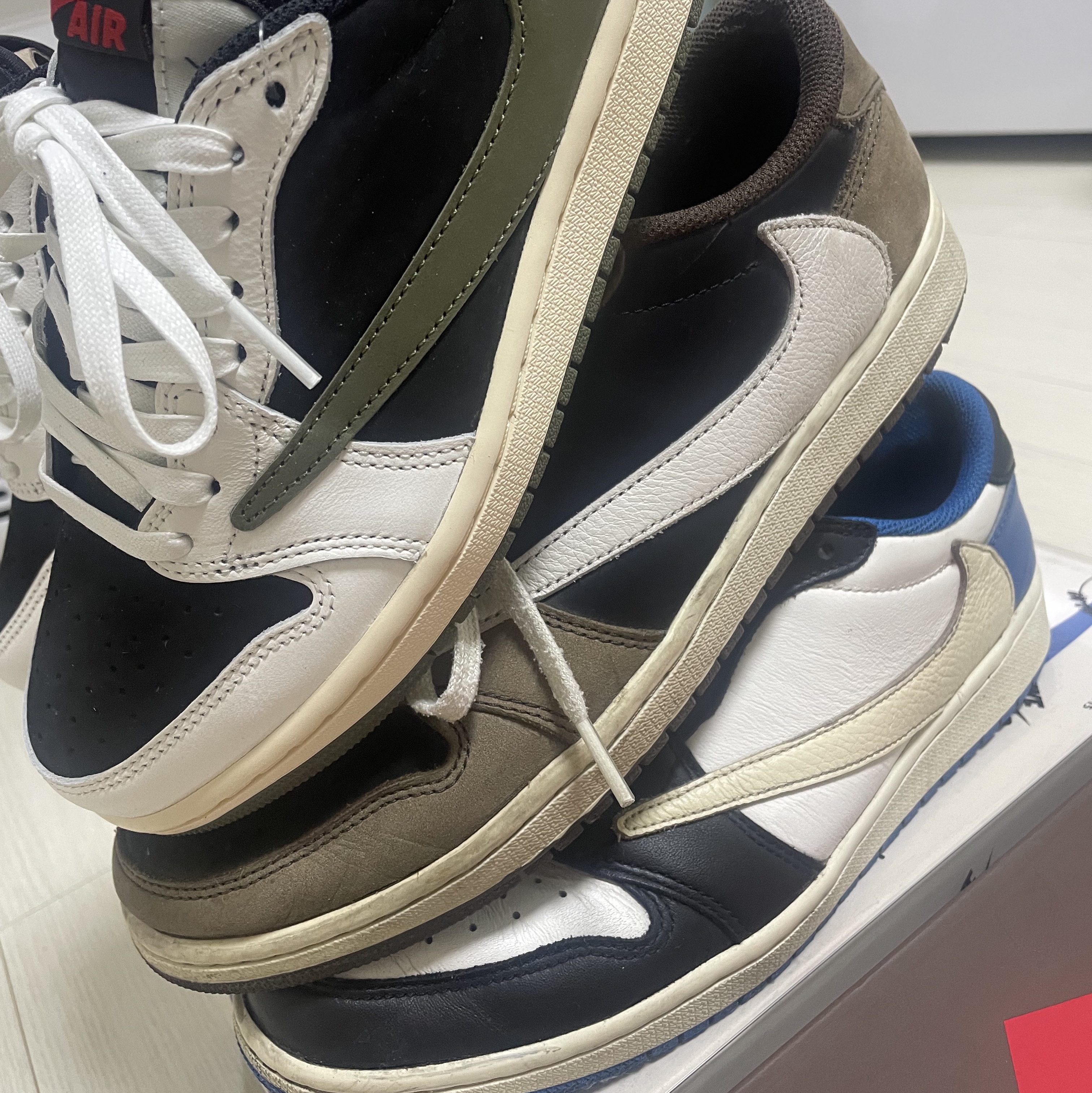 (W) Jordan 1 x Travis Scott Retro Low OG SP Medium Olive, Jordan 1 x Travis Scott x Fragment Retro Low OG SP Military Blue 착용 스타일
