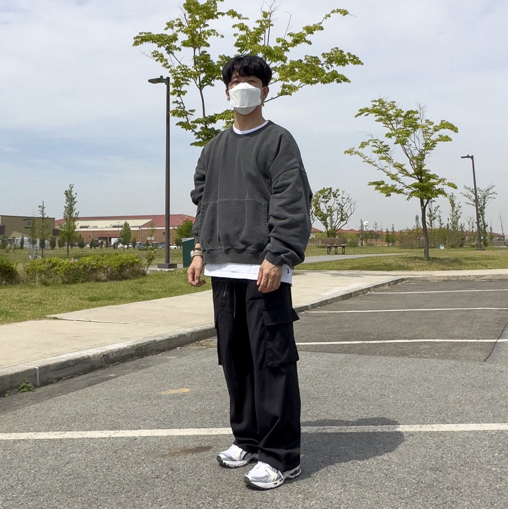 (W) Asics Gel-Kayano 14 White Midnight, Nike x Stussy NRG FL SS 8 Ball T-Shirt White (DO9322-100) 착용 스타일 - 1