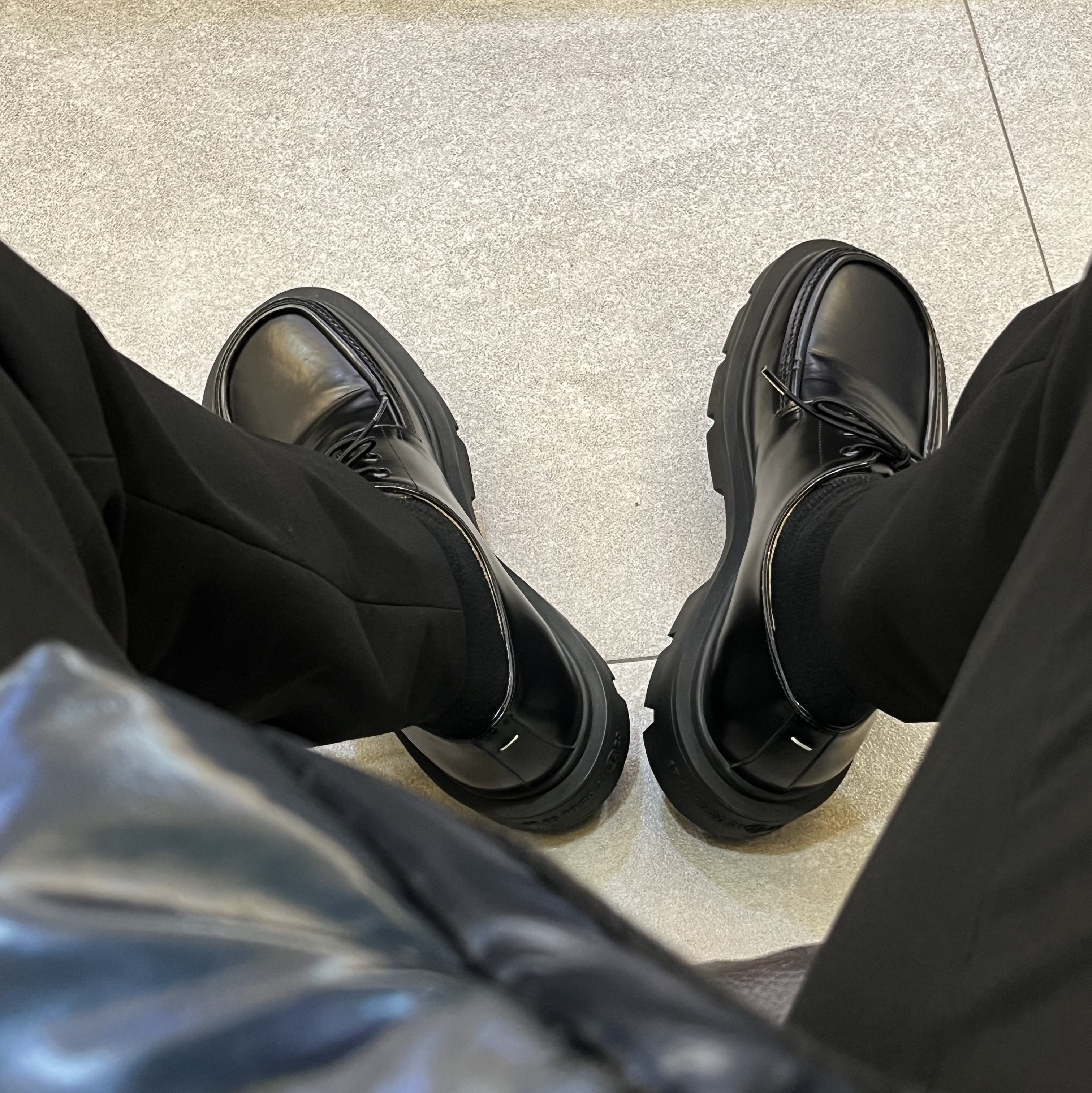 Maison Margiela Leather Lace-Up Shoes Black 착용 스타일