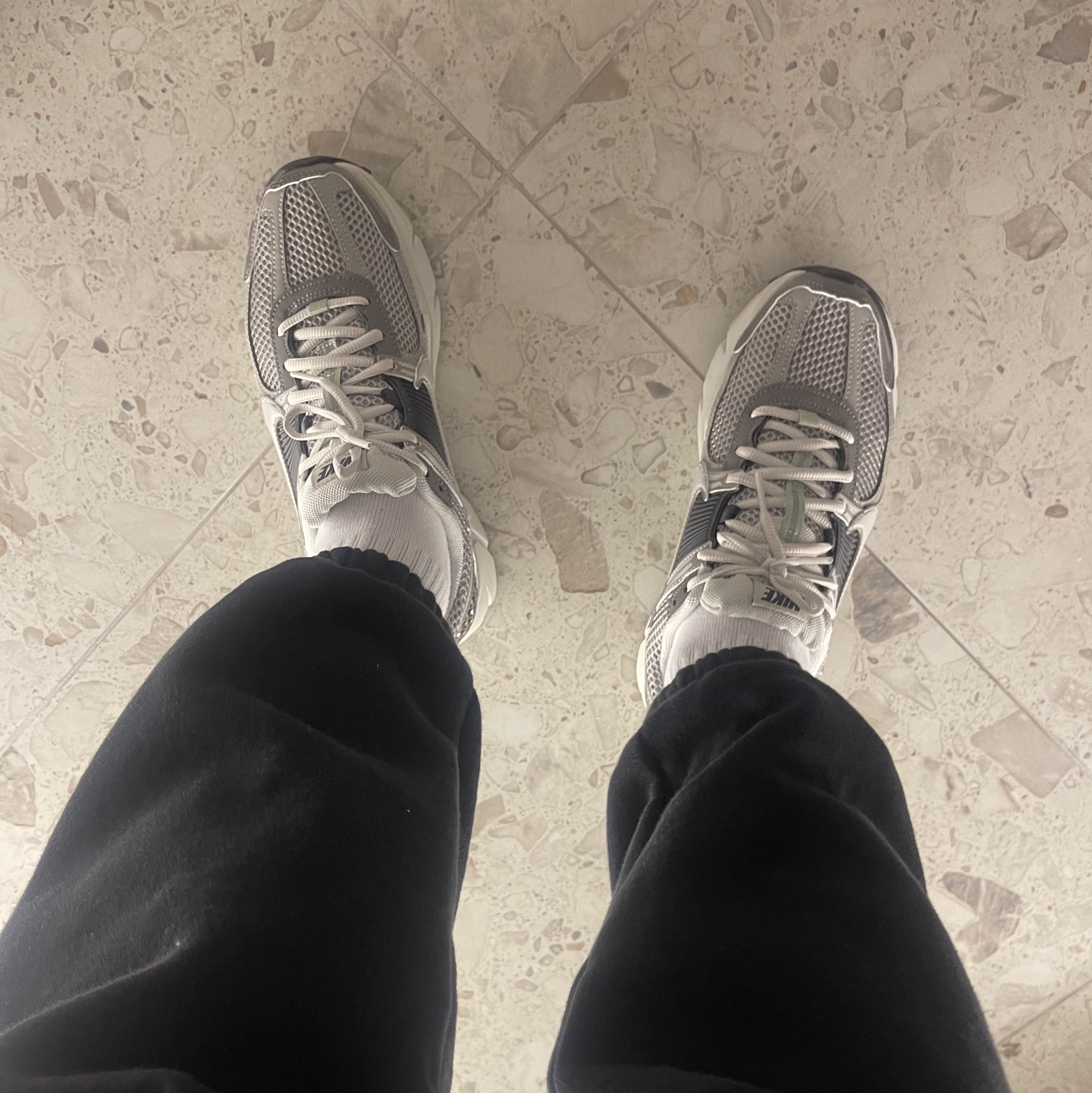 (W) Nike Zoom Vomero 5 Cobblestone and Flat Pewter 착용 스타일