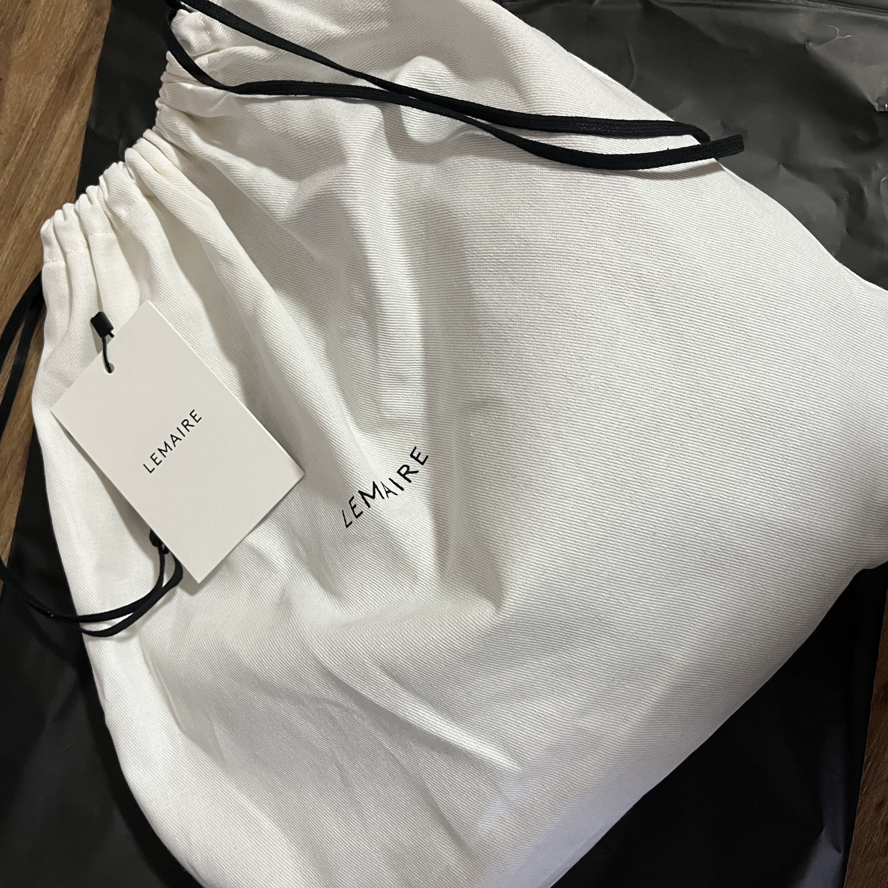 Lemaire Small Croissant Bag Soft Nappa Leather Black 착용 스타일 - 1