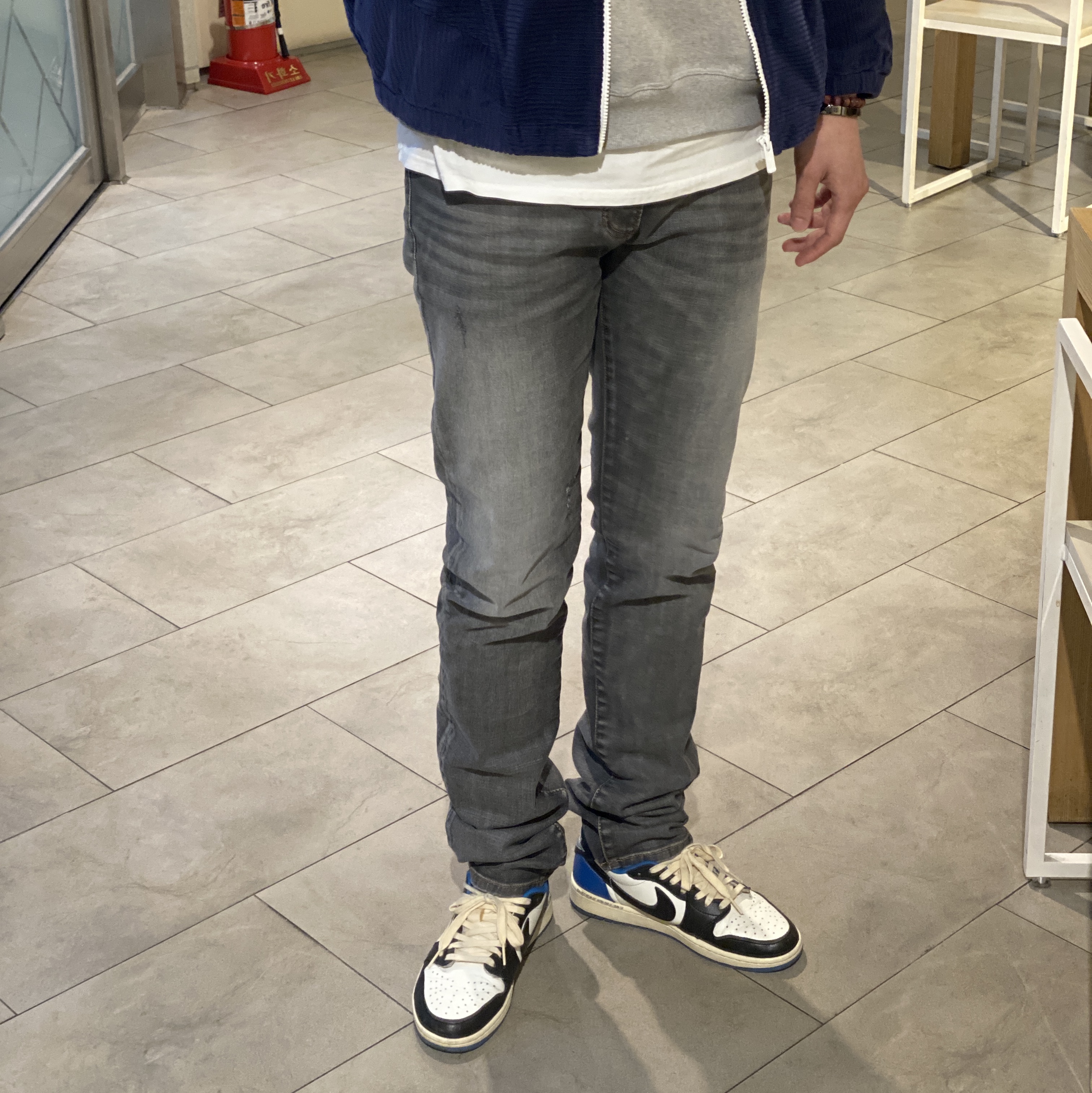 Undermycar Legion.03 Slim Fit Blue Stitch Washed Jeans Washed Gray, Jordan 1 x Travis Scott x Fragment Retro Low OG SP Military Blue 착용 스타일