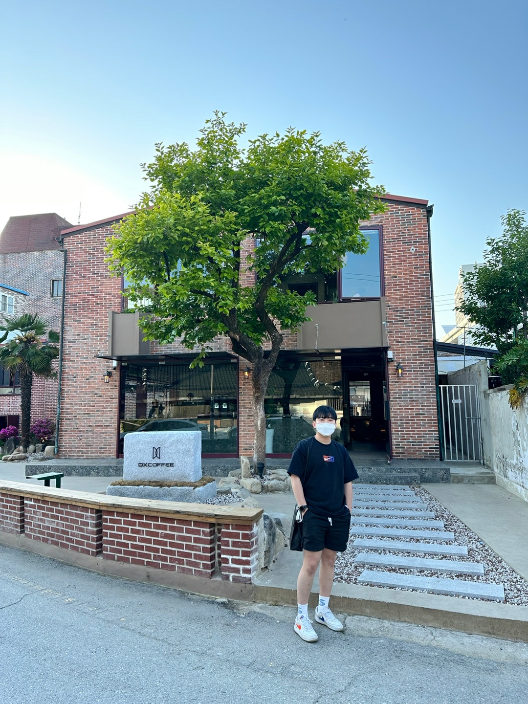 Nike x Kith Air Force 1 Low NYC White, Nike x Kith New York Knicks T-Shirt Black 착용 스타일