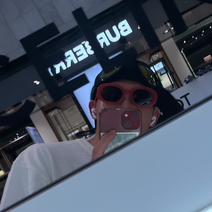 Palace x C.P. Company Goggle P-Cap Black - 22FW, (W) Celine Triomphe 01 Sunglasses in Acetate White 착용 스타일 - 1