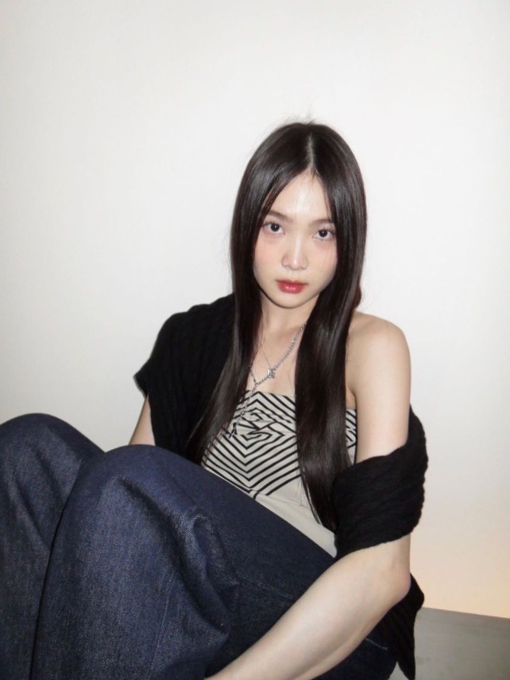Toteme Centered Monogram Silk Scarf Cream Monogram 착용 스타일