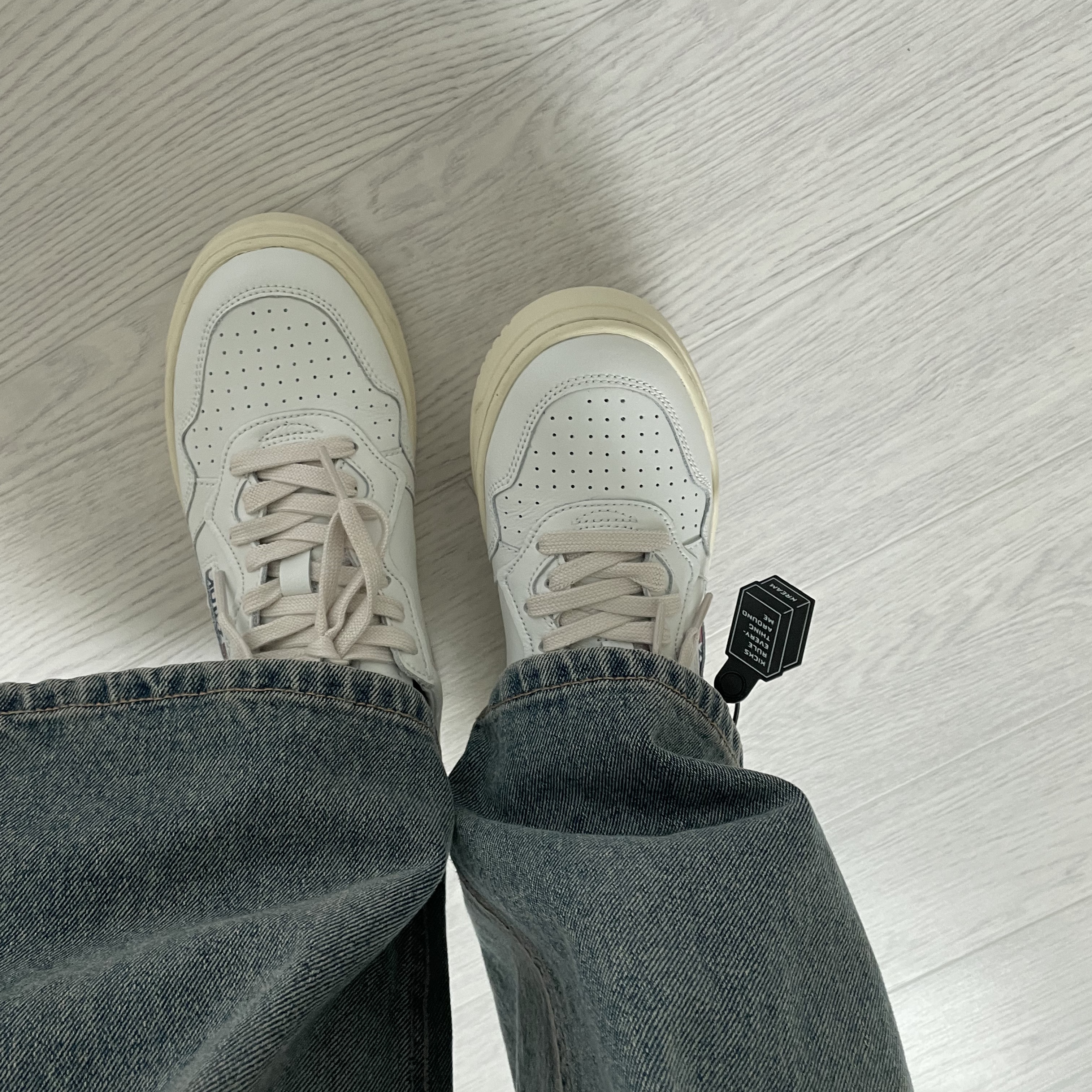 (W) Autry Medalist Low Leather Sneakers White 착용 스타일 - 2