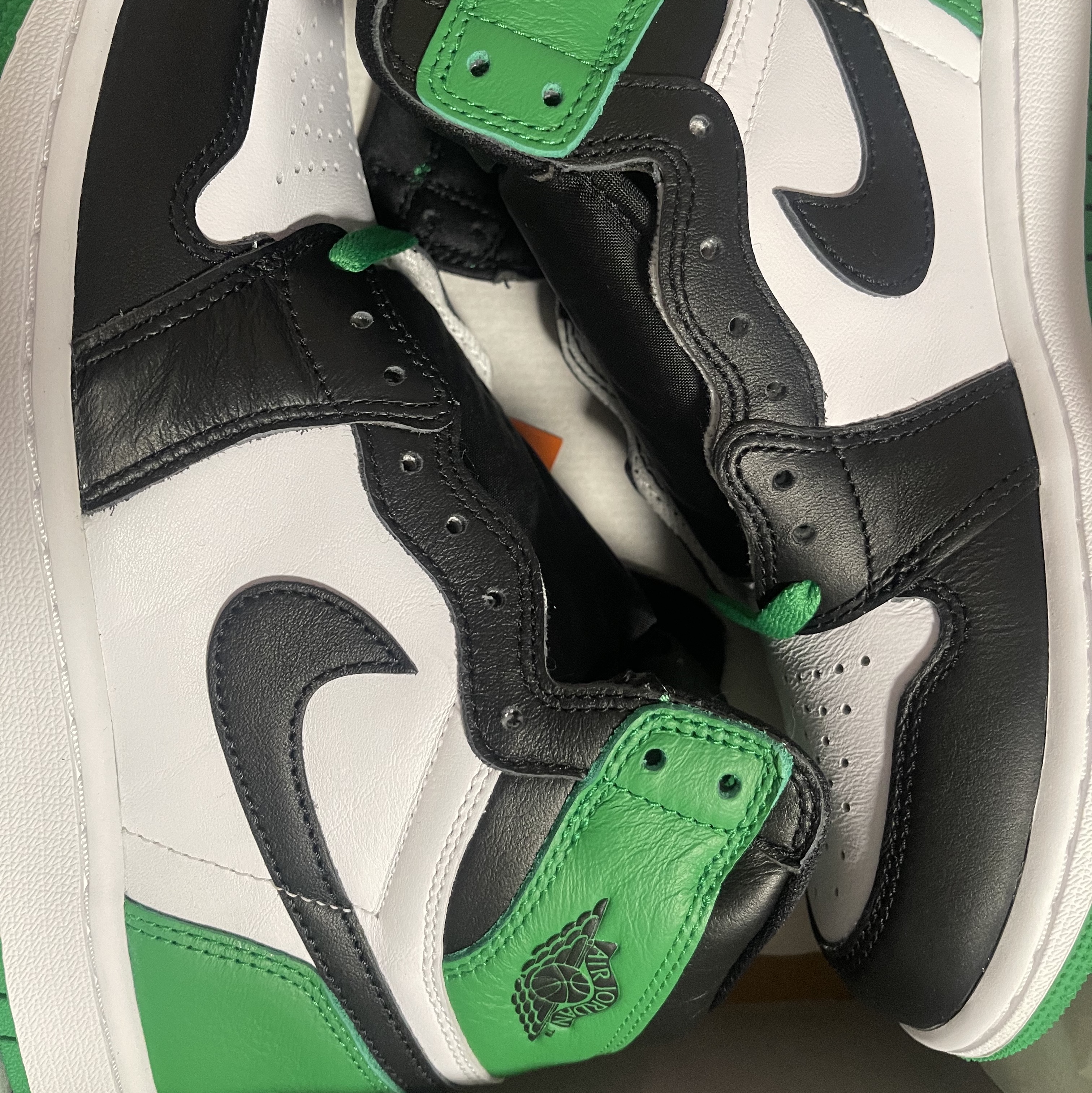 Jordan 1 Retro High OG Black and Lucky Green 착용 스타일