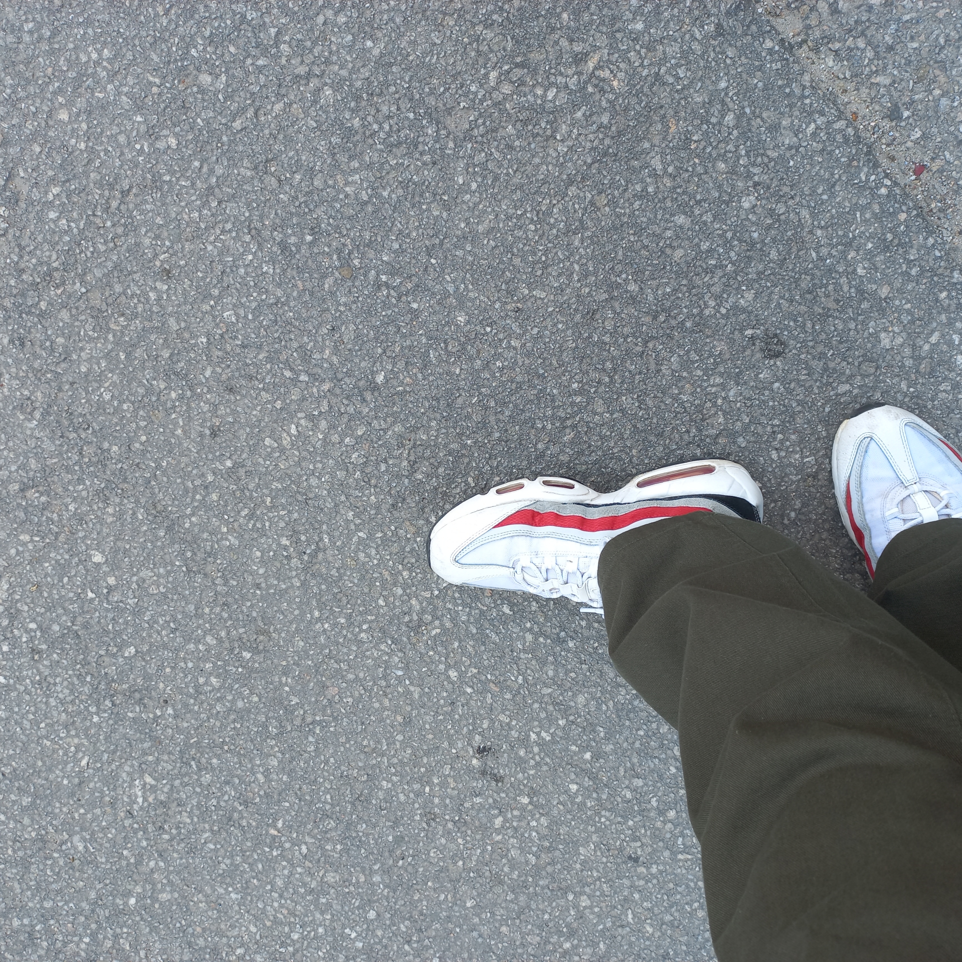 Nike Air Max 95 Essential White Varsity Red 착용 스타일
