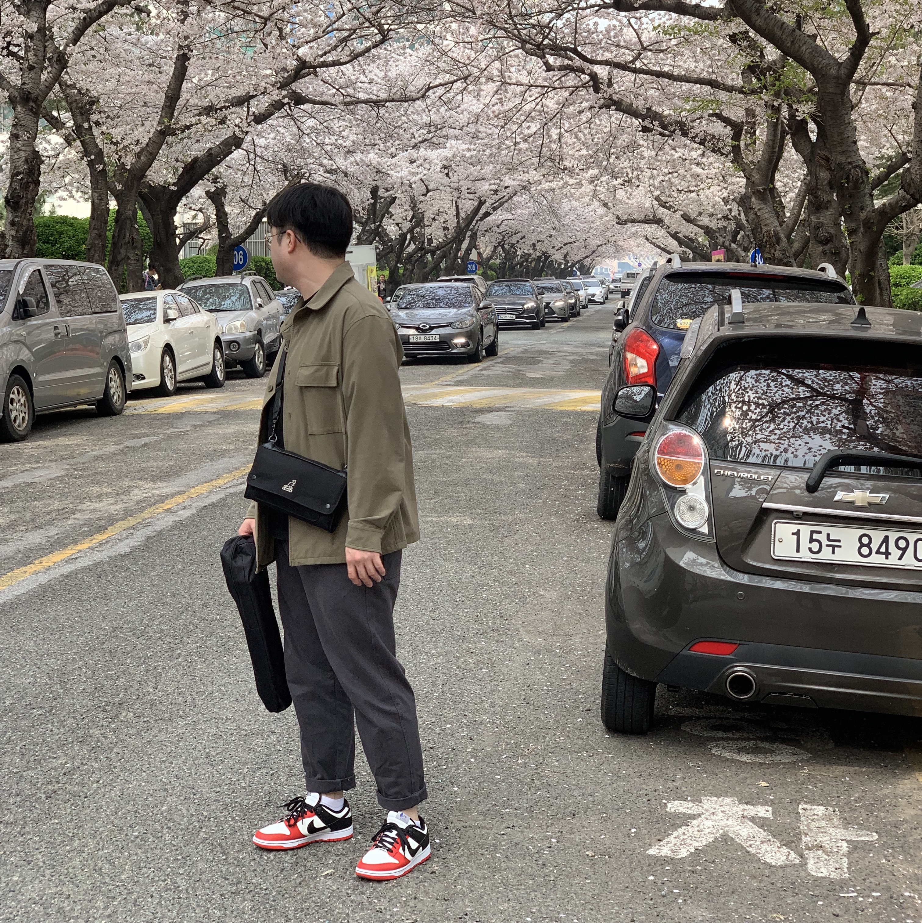 나이키 x NBA 덩크 로우 레트로 EMB 블랙 앤 칠리 레드 착용 스타일