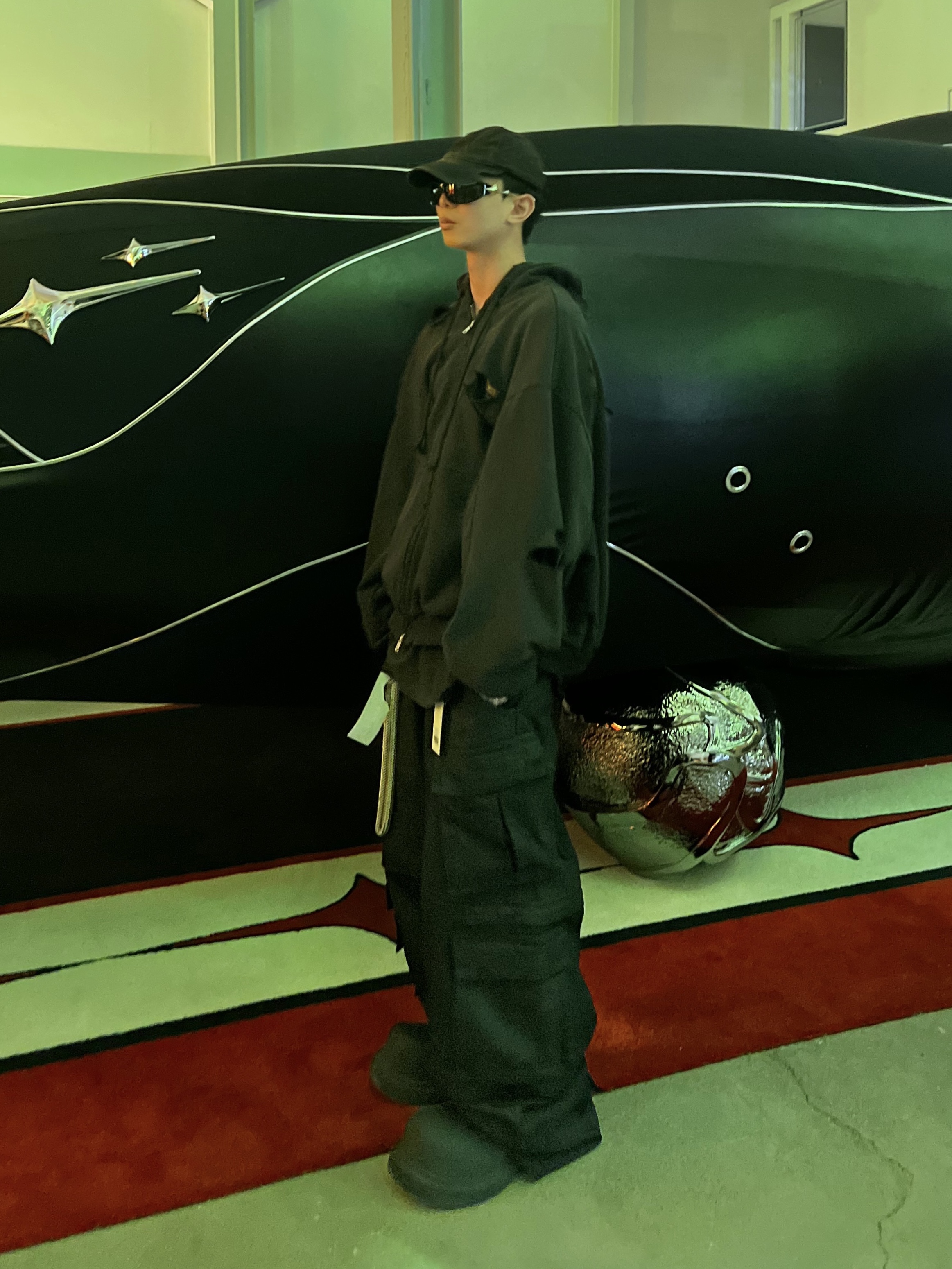 Balenciaga Steroid Derby Black, Project G/R Oversized Convertible Cargo Pants Coated Black 착용 스타일 - 2