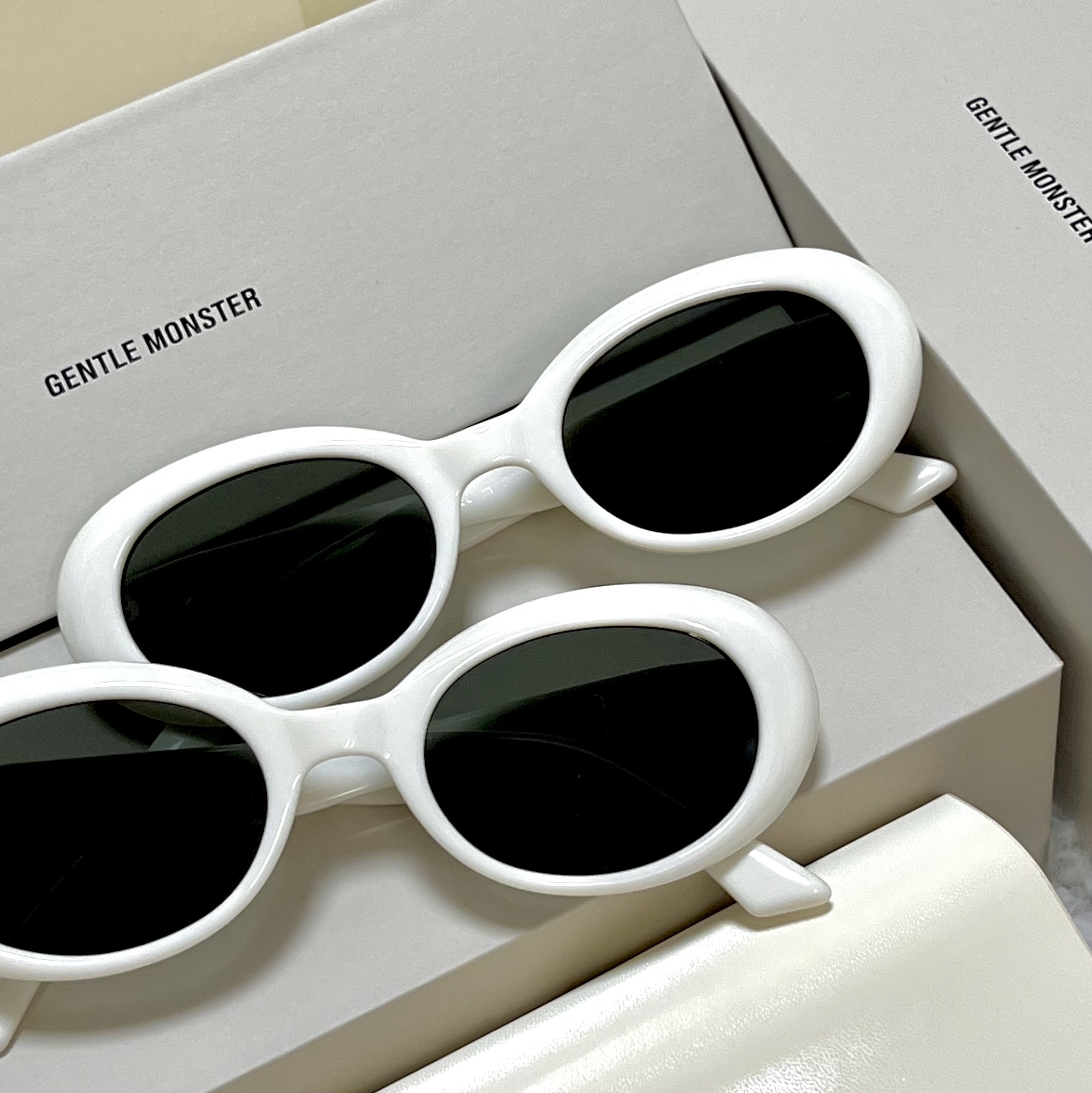 Gentle Monster La Mode W2 White 착용 스타일 - 2