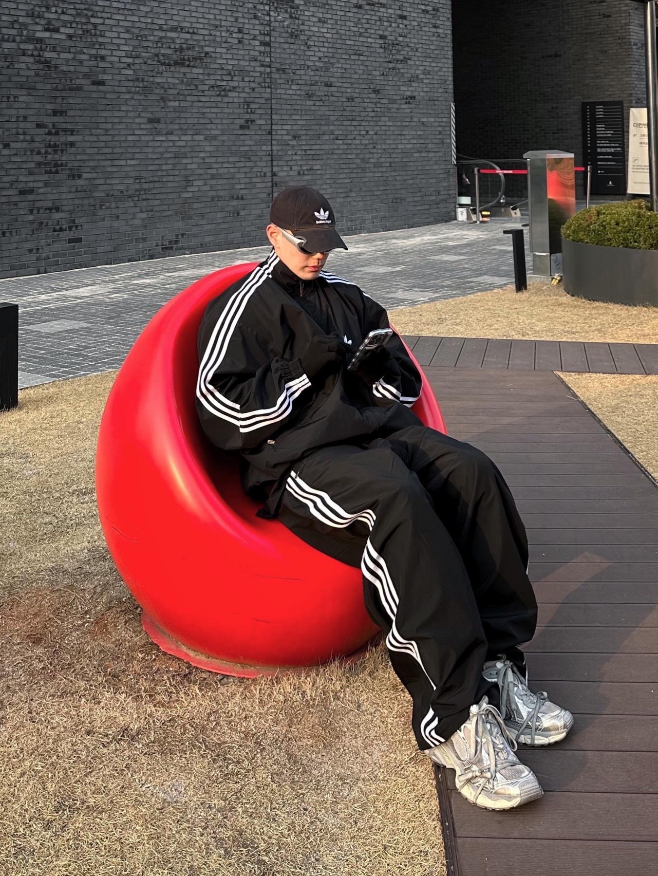 발렌시아가 x 아디다스 캡 블랙, 발렌시아가 스위프트 오발 선글라스 실버 착용 스타일 - 1