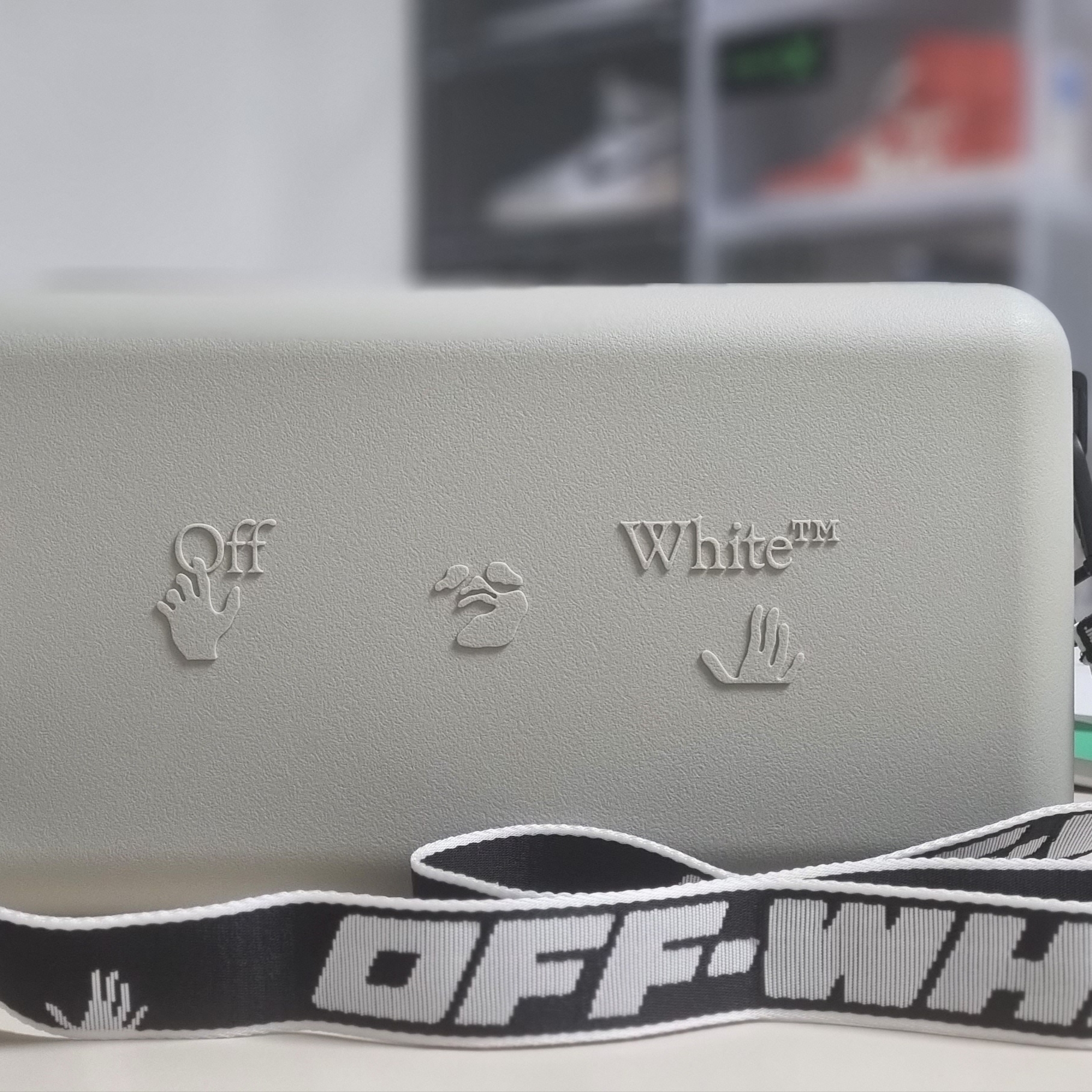 Off-White x Amore Pacific Protection Box (Without Cosmetics) 착용 스타일