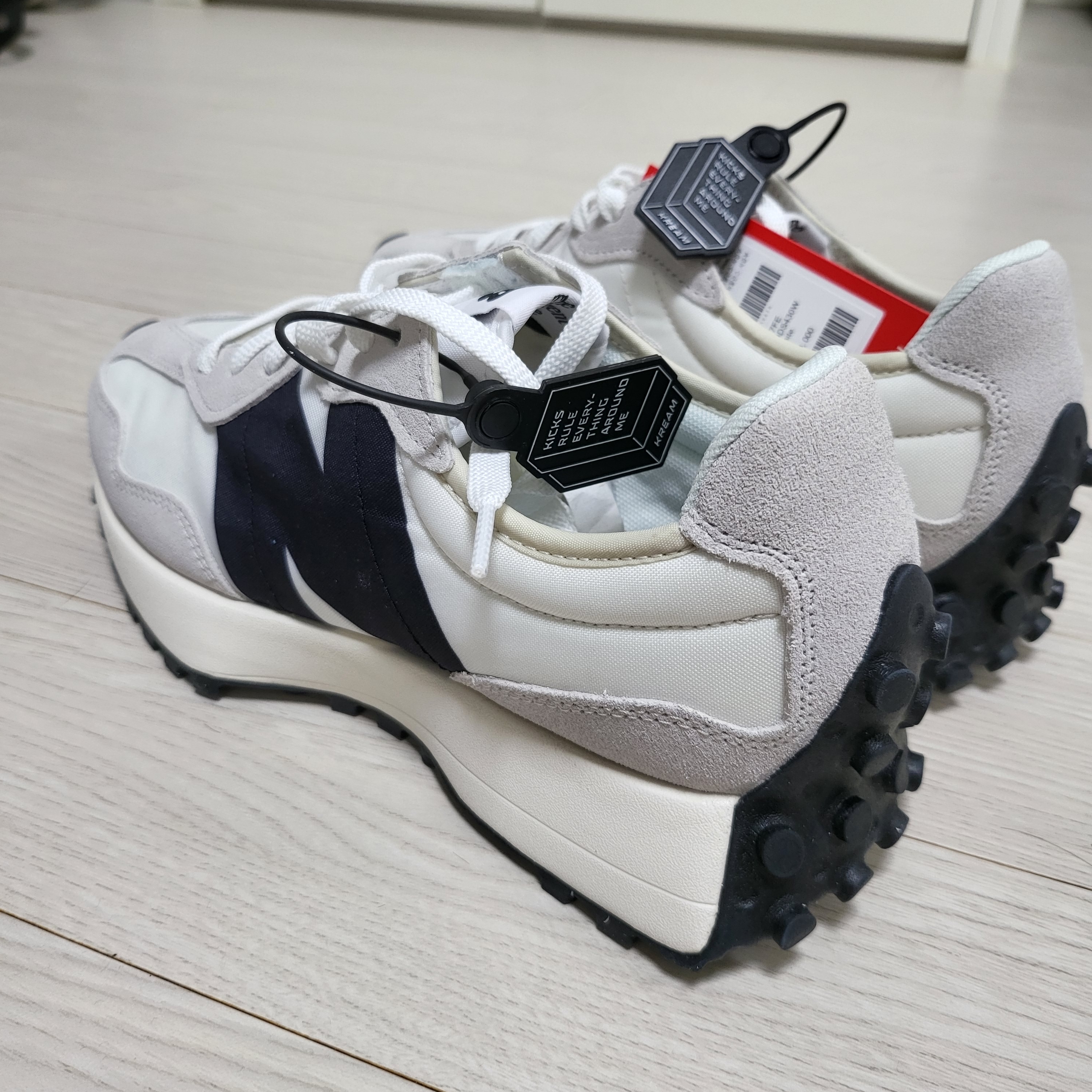 뉴발란스 327 화이트 블랙 착용 스타일 - 3