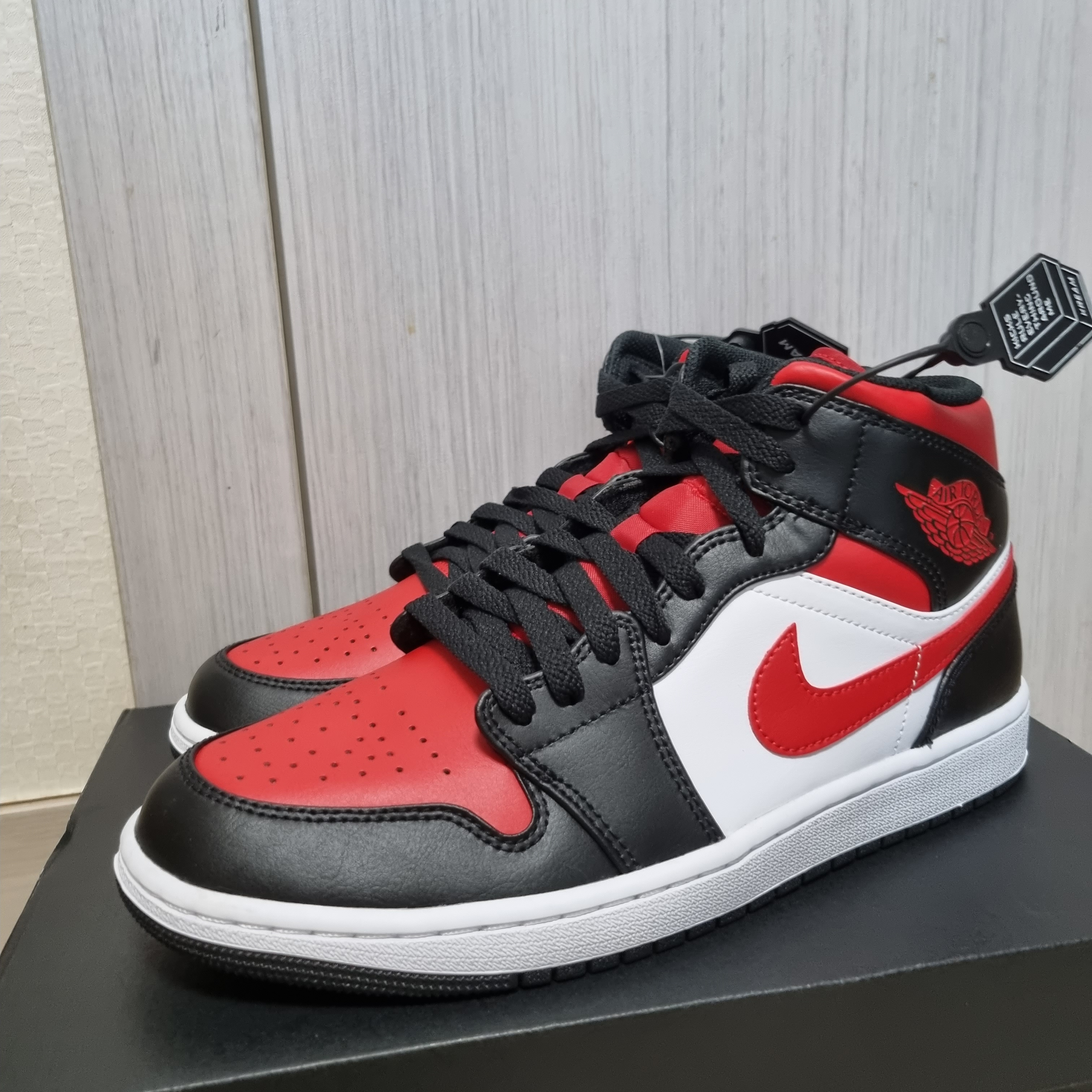 Jordan 1 Mid Black Fire Red 착용 스타일