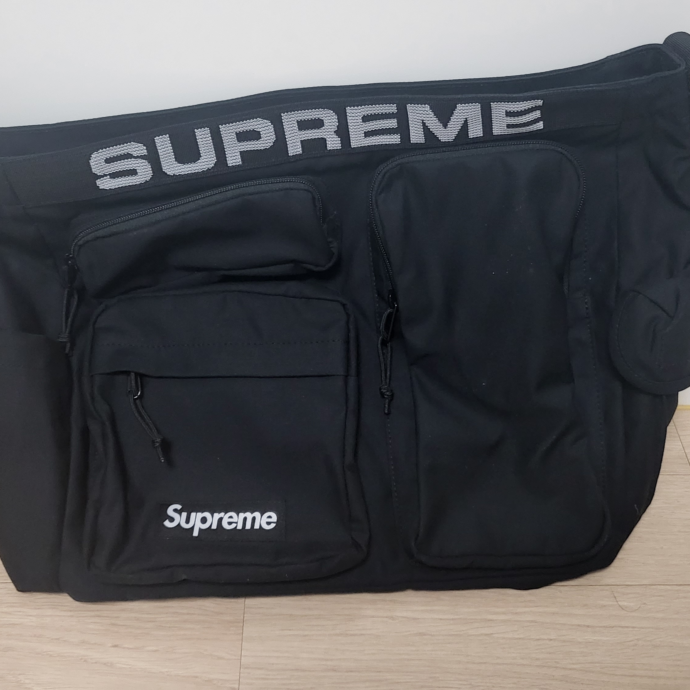 Supreme Field Messenger Bag Black - 23SS 착용 스타일