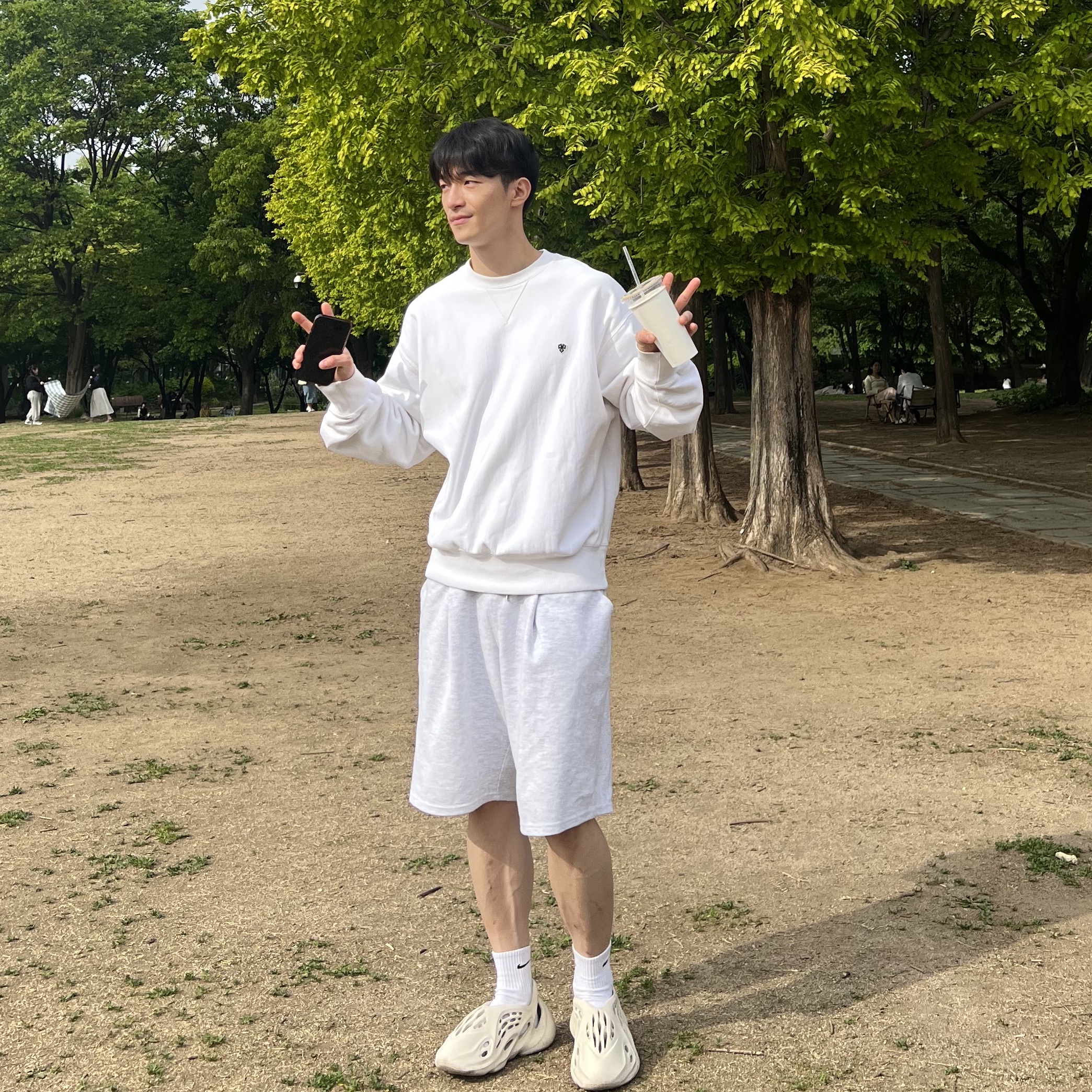 Adidas Yeezy Foam RNNR Sand 착용 스타일