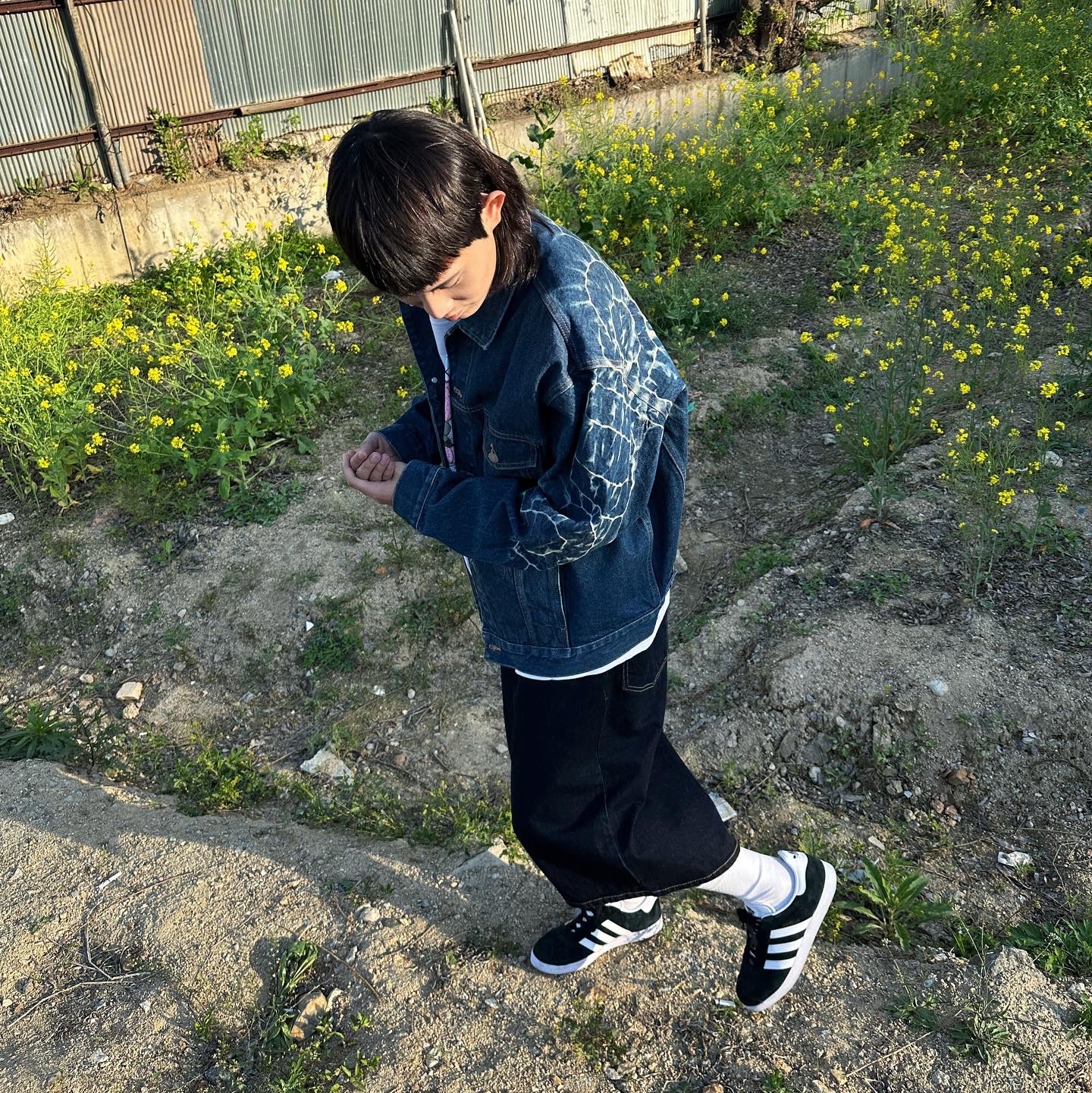 Supreme Shibori Denim Trucker Jacket Rigid Indigo - 23SS, Adidas Gazelle Core Black White 착용 스타일 - 1