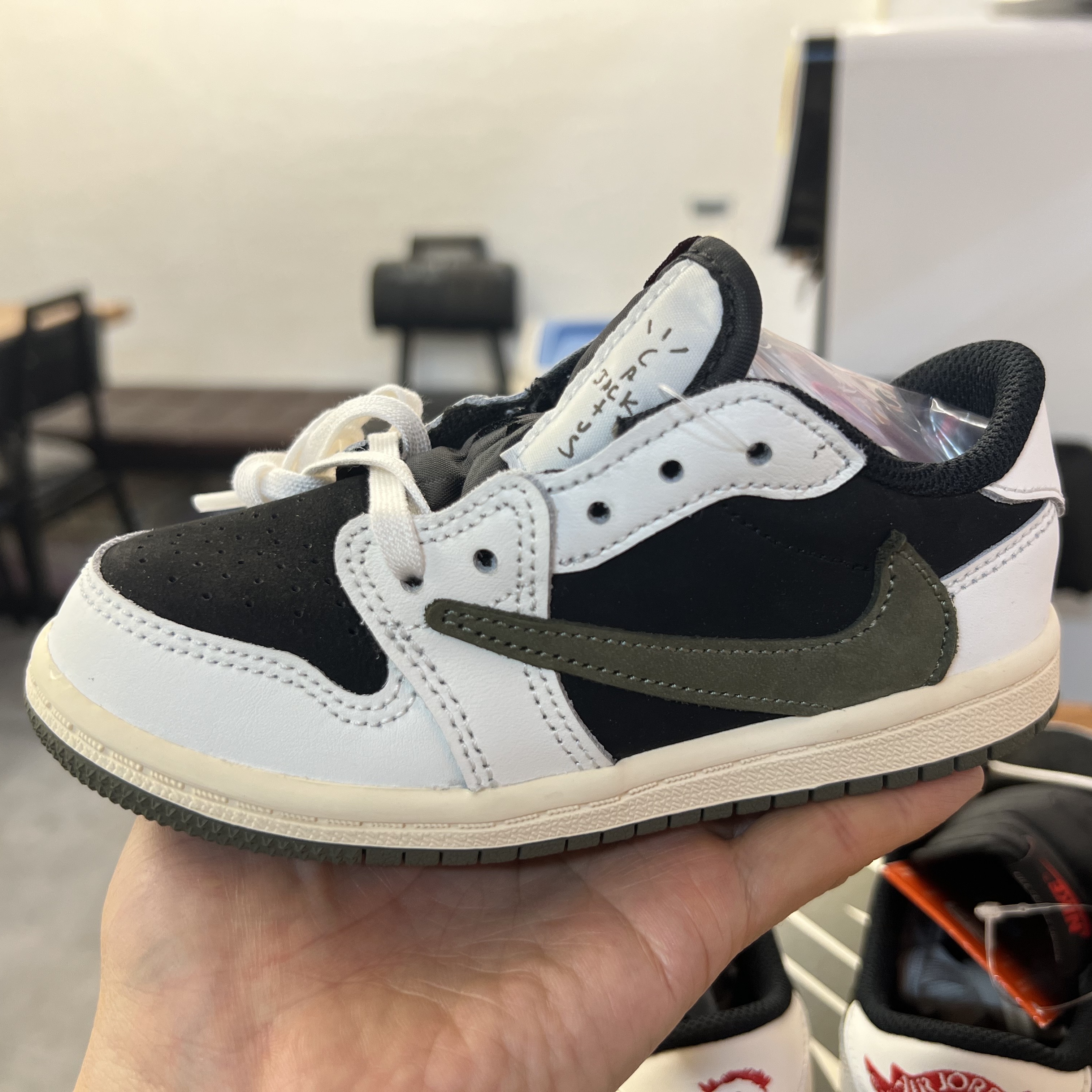 (PS) Jordan 1 x Travis Scott Retro Low OG SP Medium Olive, (TD) Jordan 1 x Travis Scott Retro Low OG SP Medium Olive 착용 스타일 - 2