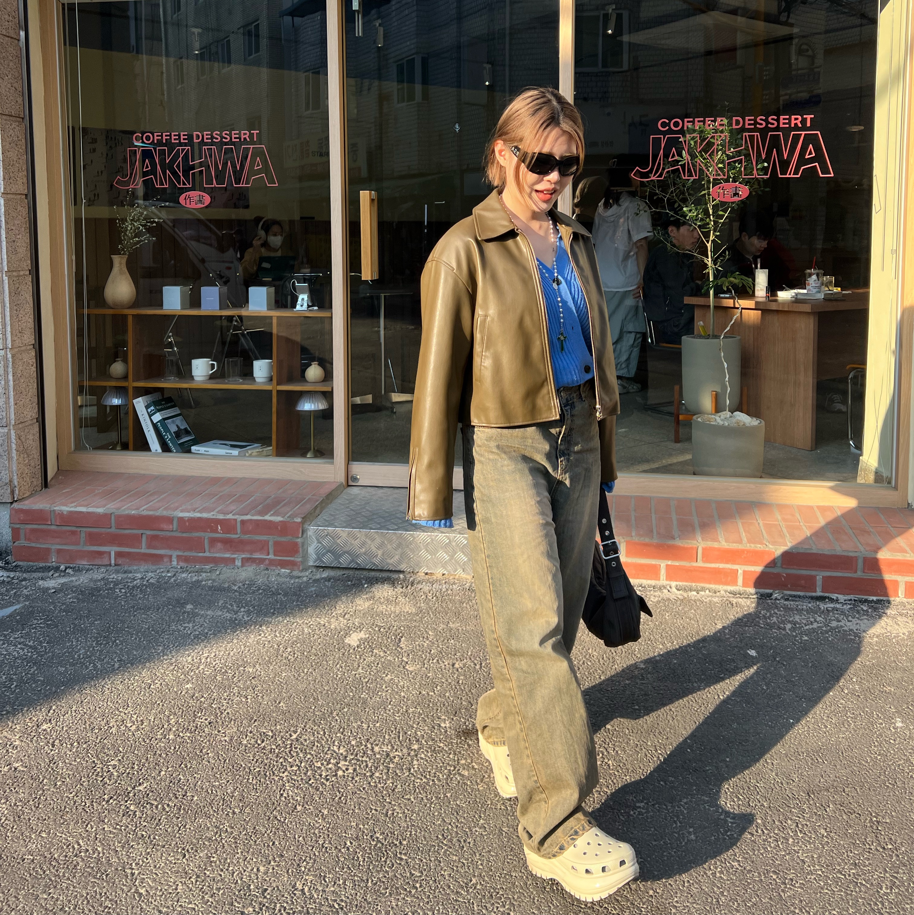 (W) Crocs Classic Mega Crush Clog Bone 착용 스타일 - 1