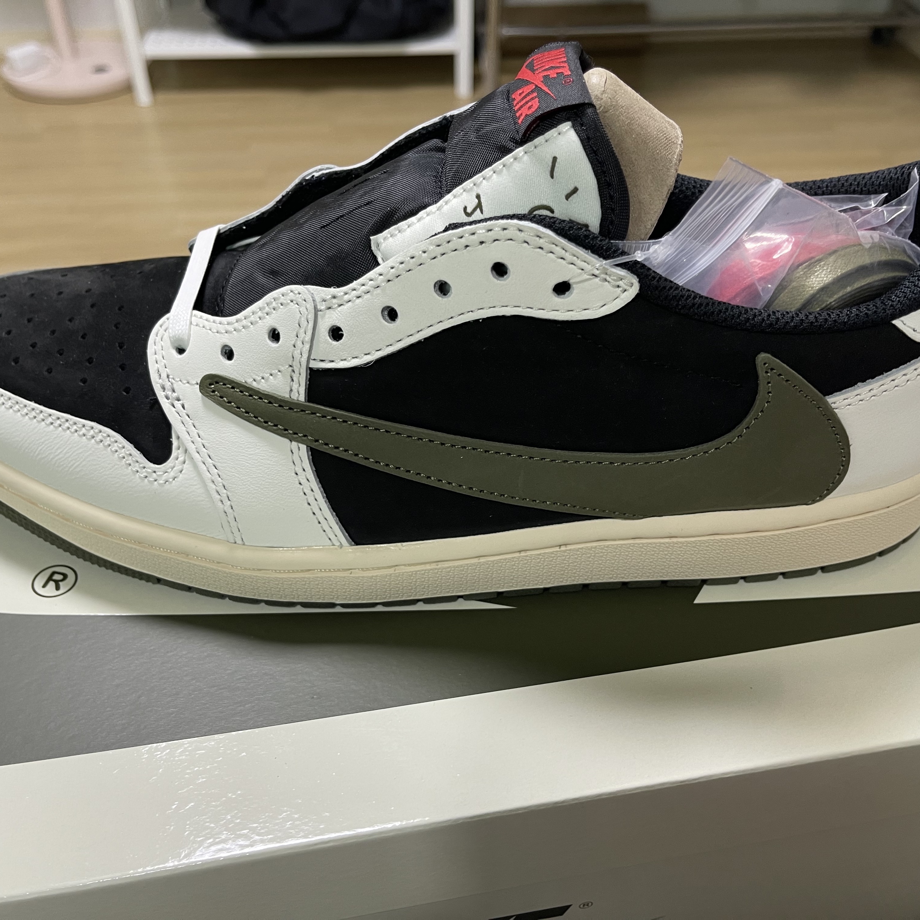 (W) Jordan 1 x Travis Scott Retro Low OG SP Medium Olive 착용 스타일