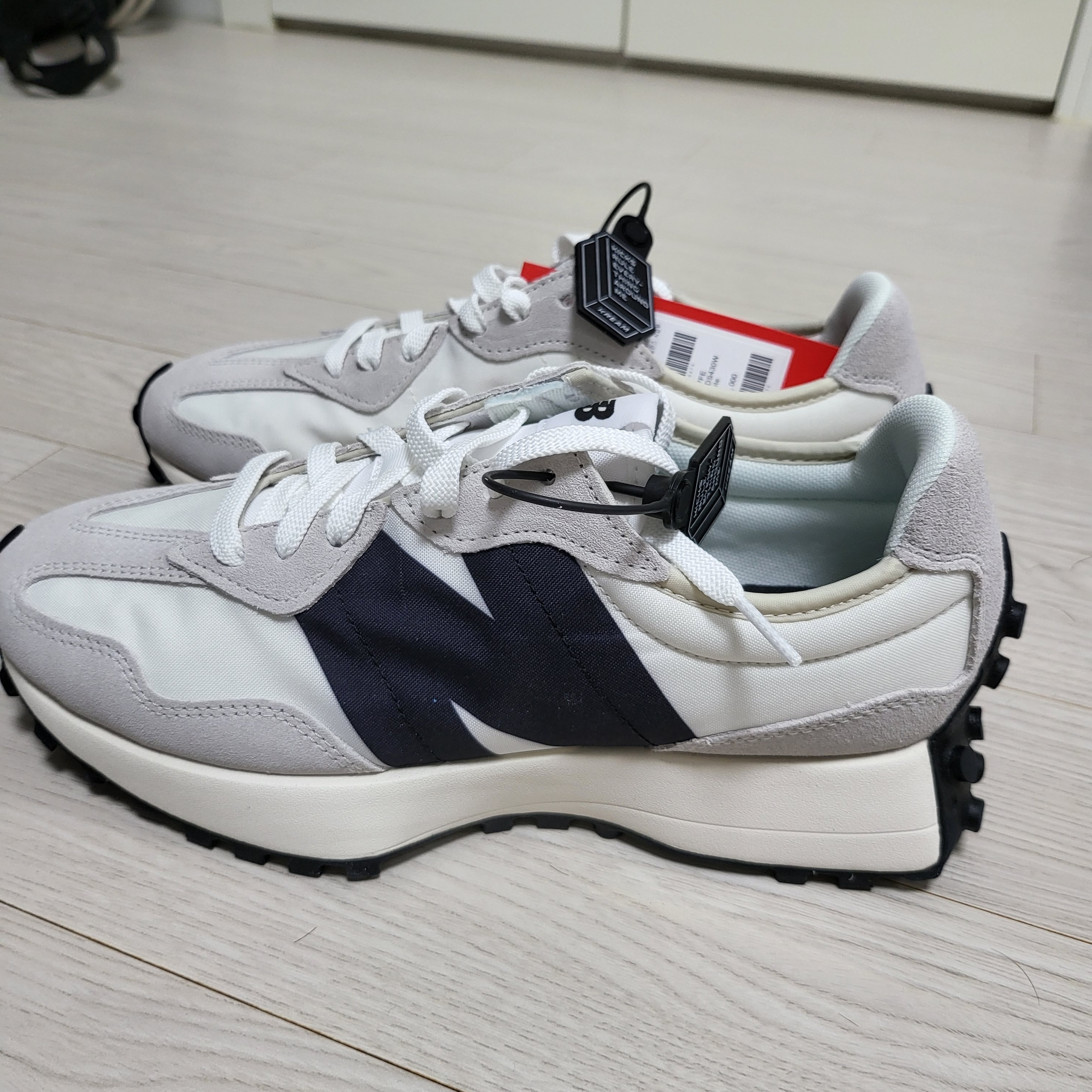 뉴발란스 327 화이트 블랙 착용 스타일 - 4