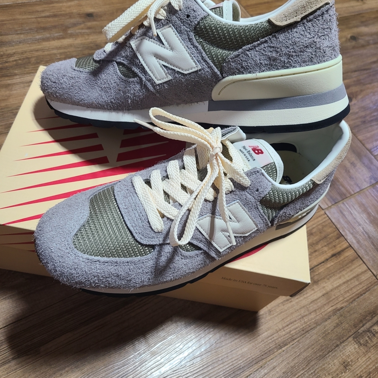 New Balance 990v1 Made in USA Marblehead Incense 착용 스타일 - 2