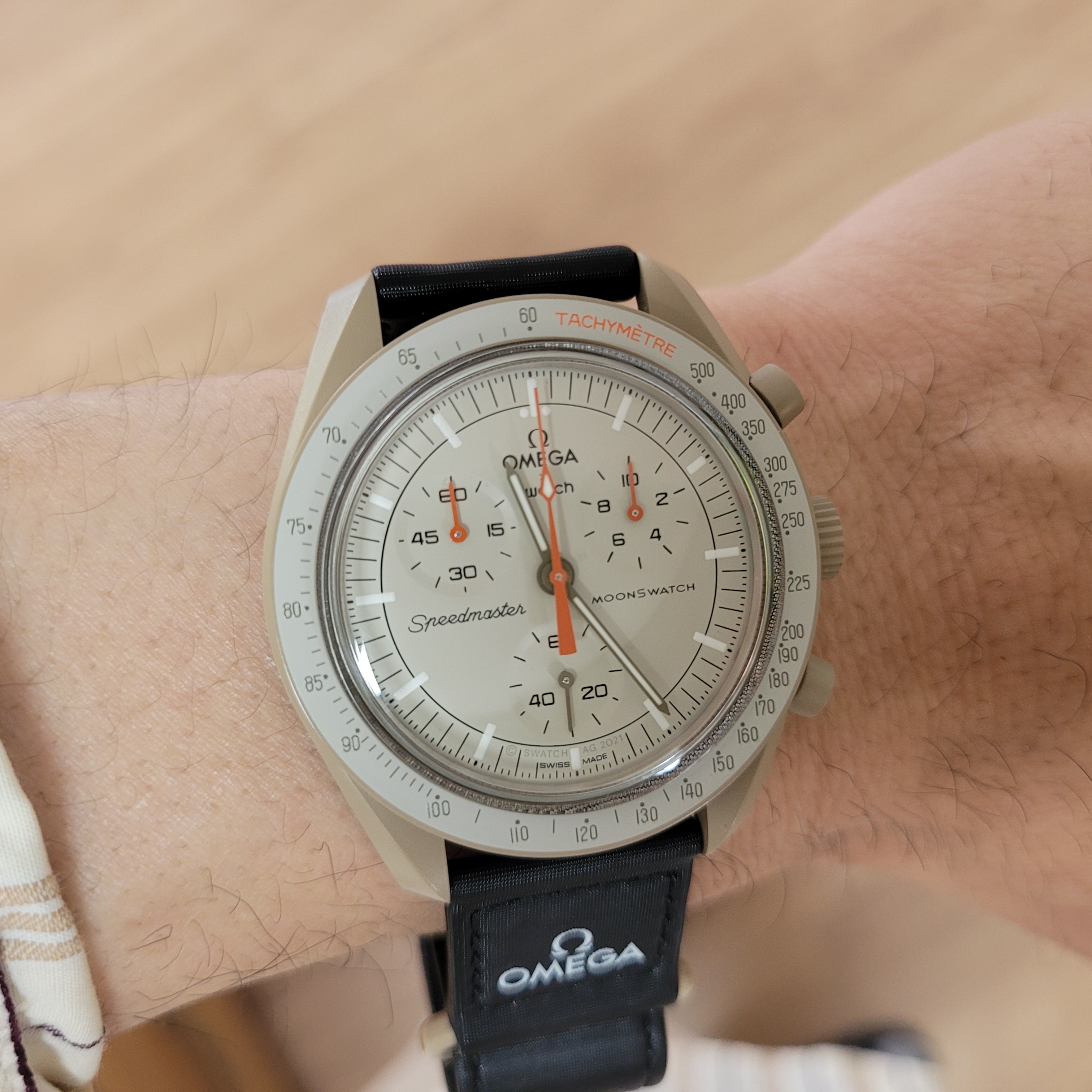 Swatch x Omega Bioceramic MoonSwatch Mission To Jupiter 착용 스타일