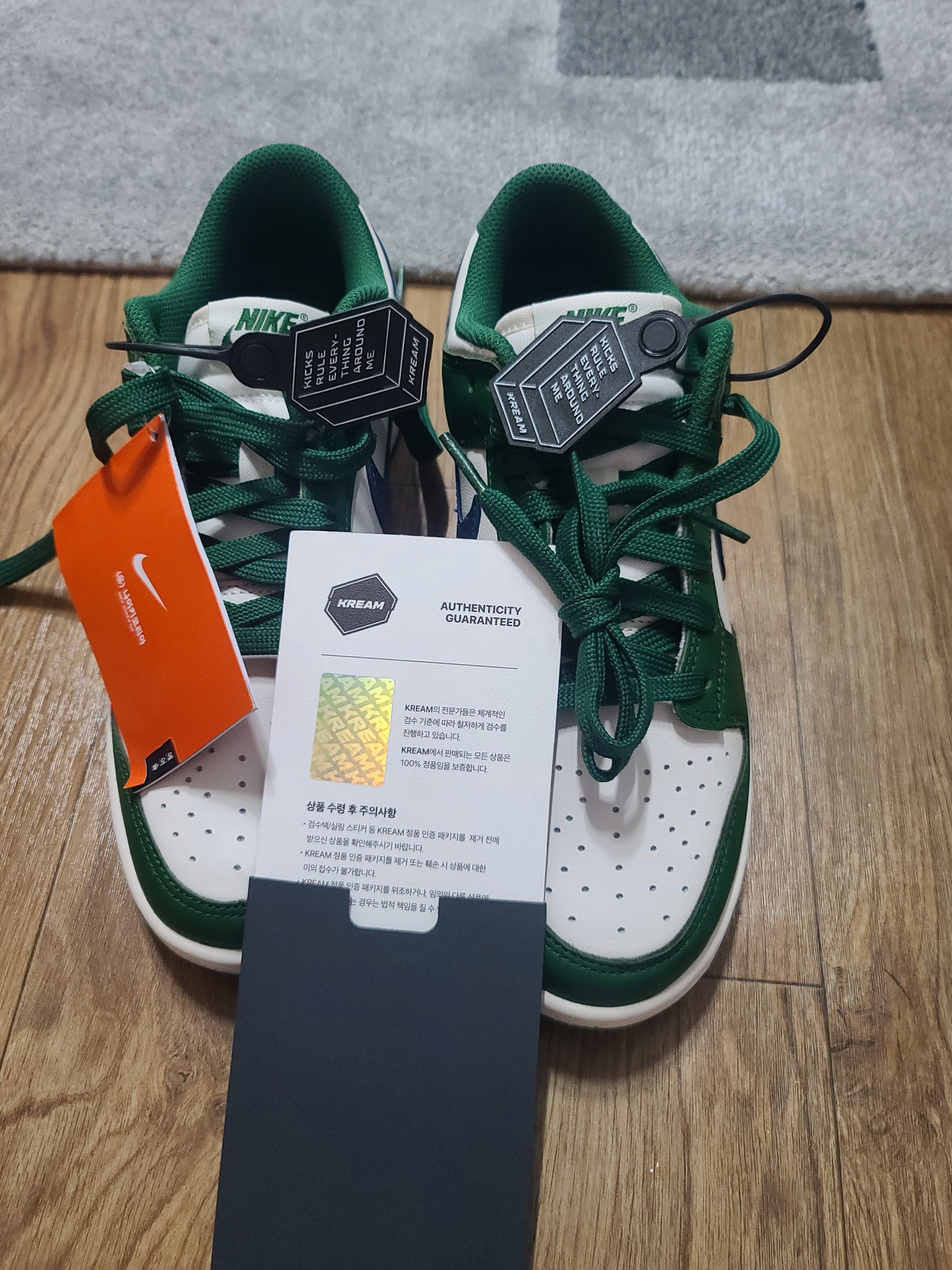 (W) Nike Dunk Low Gorge Green, Jordan 1 Low Cherrywood Red 착용 스타일