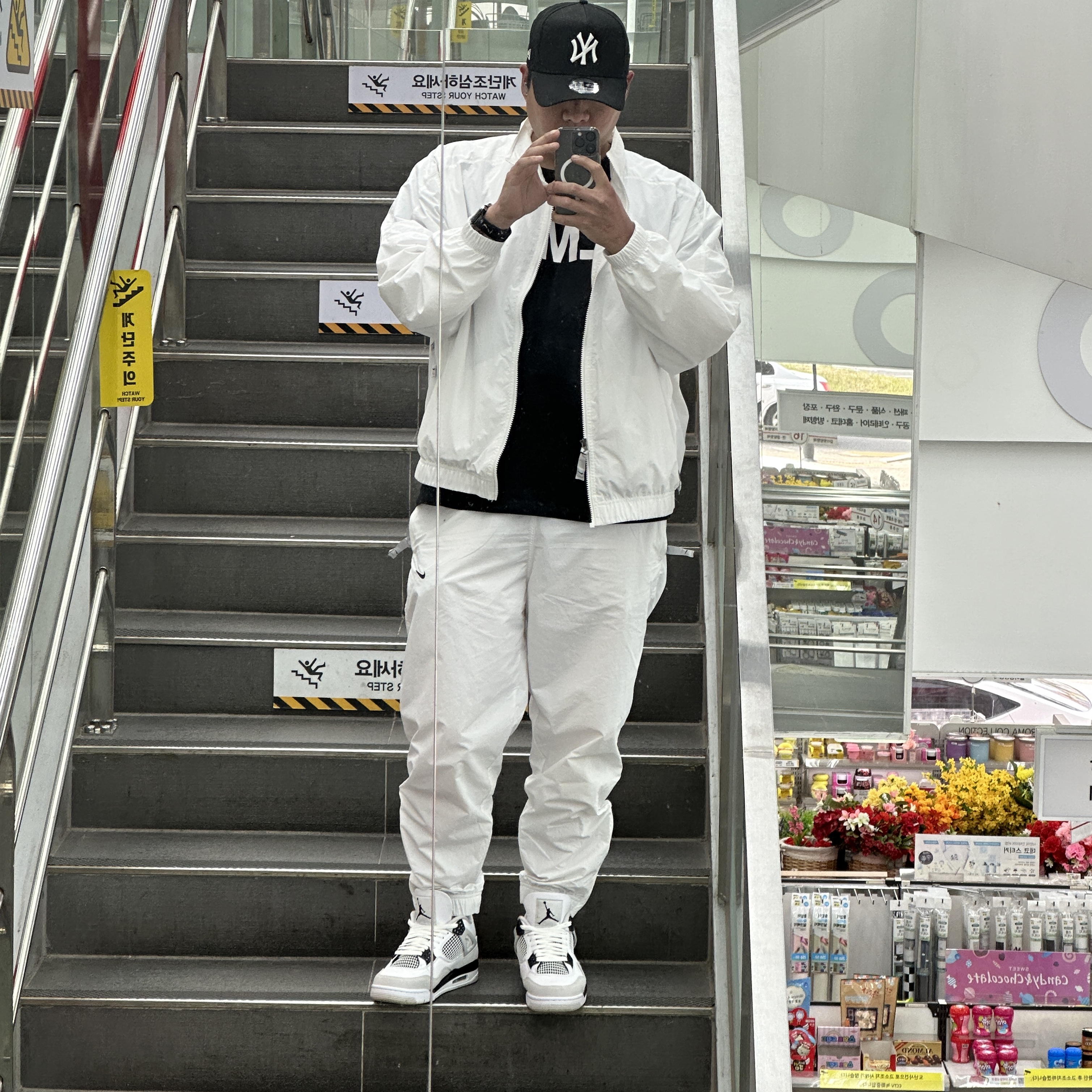 Jordan 4 Retro White and Black, Nike NRG Solo Swoosh Woven Track Jacket White - Asia 착용 스타일 - 1