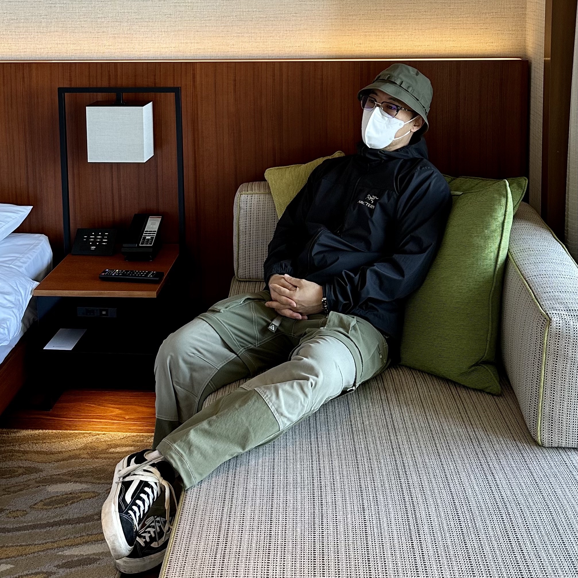 Arc'teryx Squamish Hoody Black, Nike ACG Smith Summit Cargo Pants Medium Olive - Asia 착용 스타일