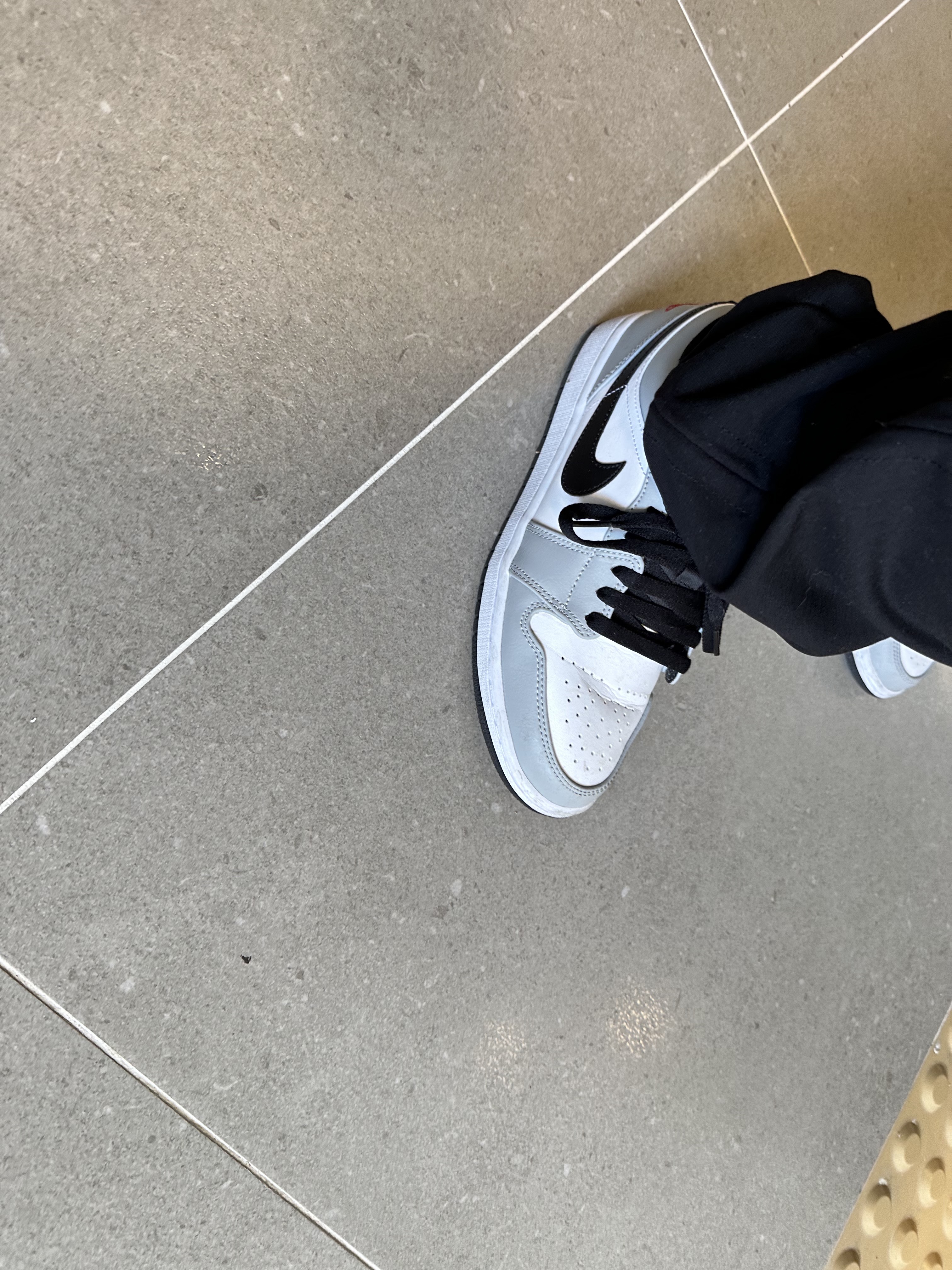 Supreme Arc Jacquard Denim Shirt Blue - 22SS, Jordan 1 Low Light Smoke Grey 착용 스타일 - 3