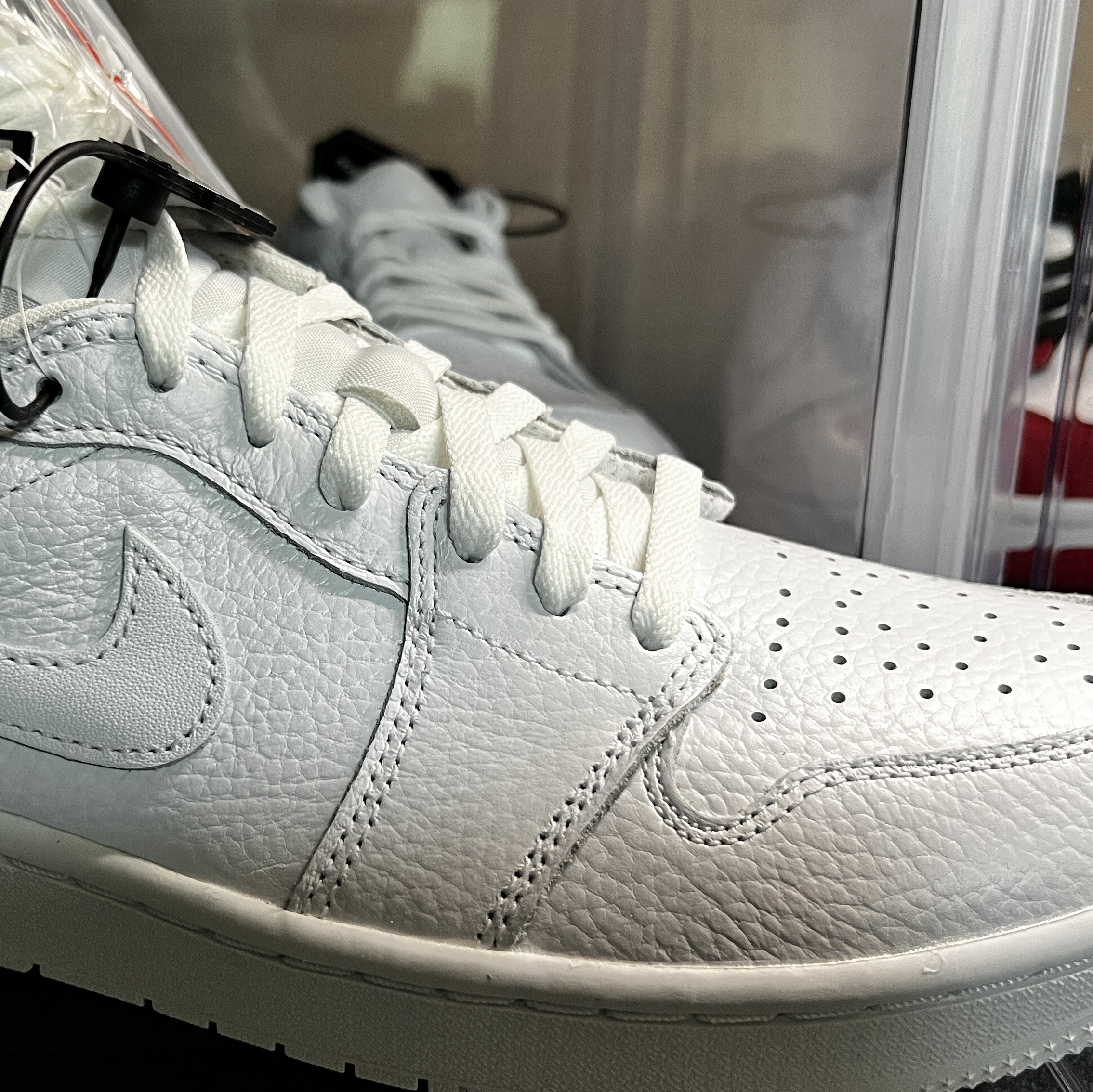 Jordan 1 Low Golf Triple White 착용 스타일 - 4