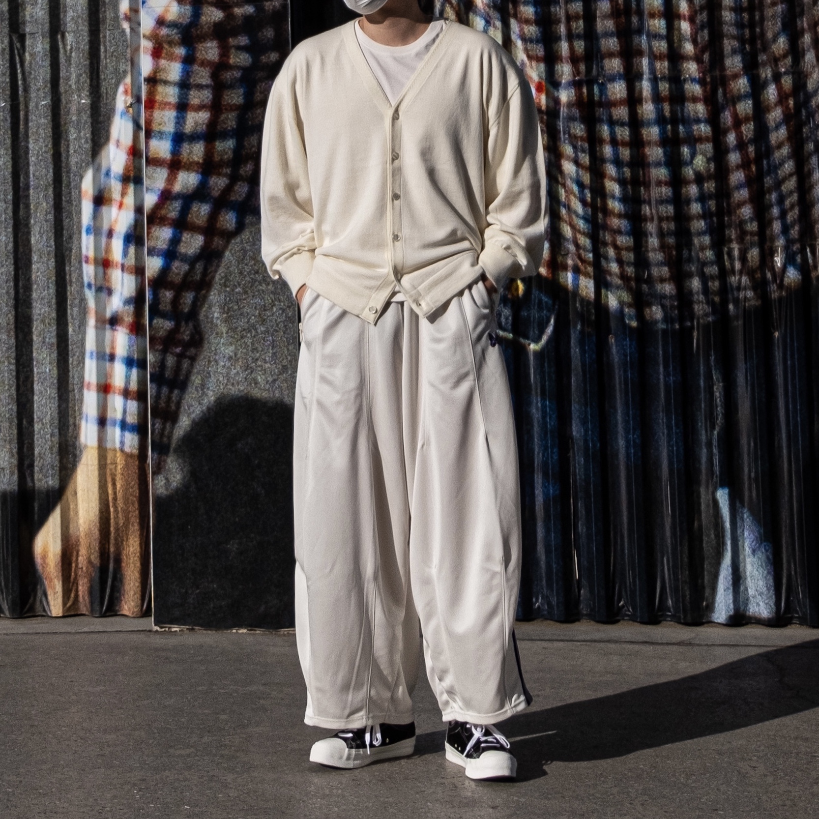 Needles H.D. Track Pants Poly Smooth Ice White, Needles Asymmetric Ghillie Sneakers Black 착용 스타일 - 1