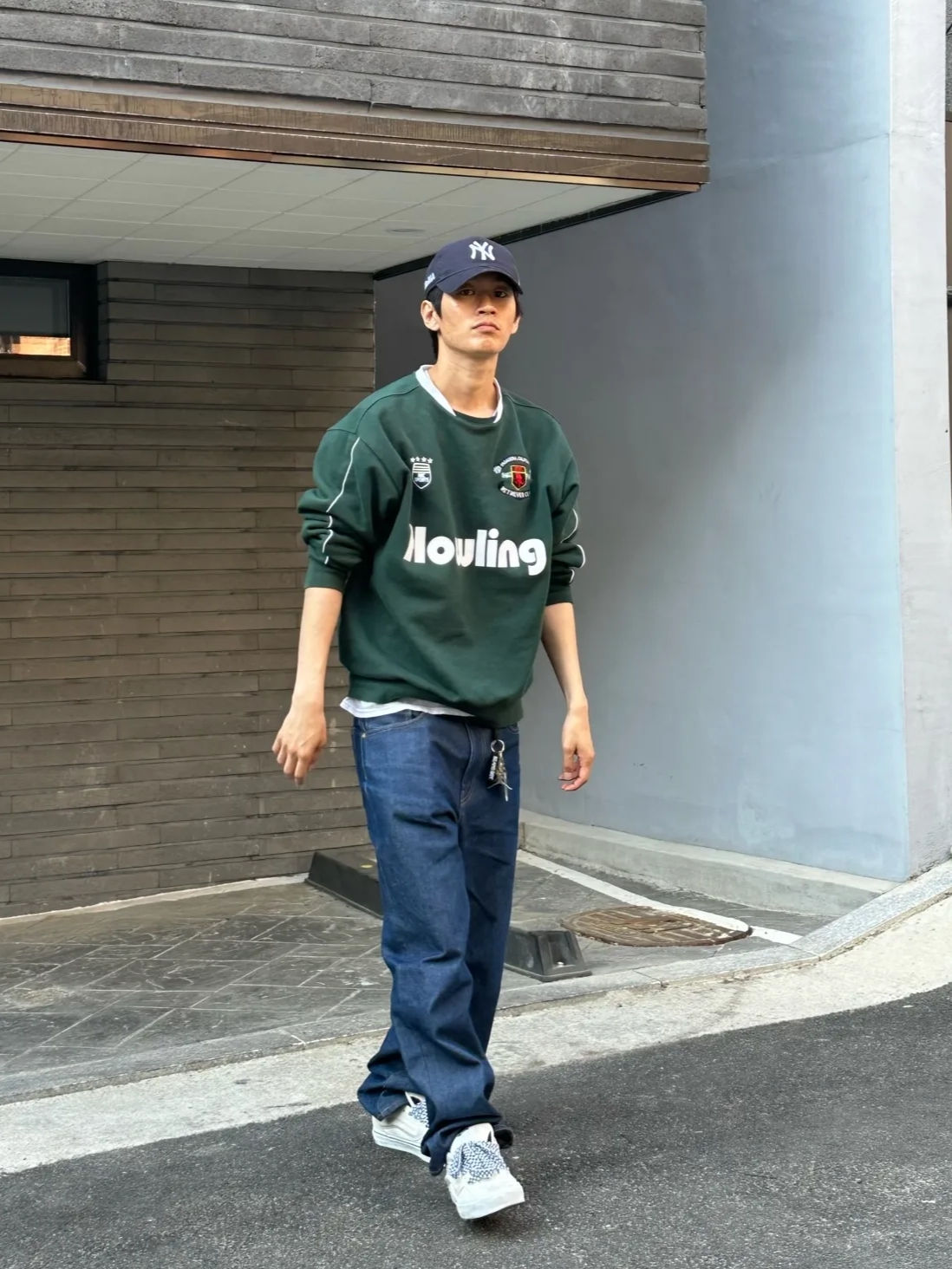 New Era x MoMA New York Yankees Cap Navy, Supreme Hanes Tagless T-Shirt White (3 Pack) 착용 스타일 - 1