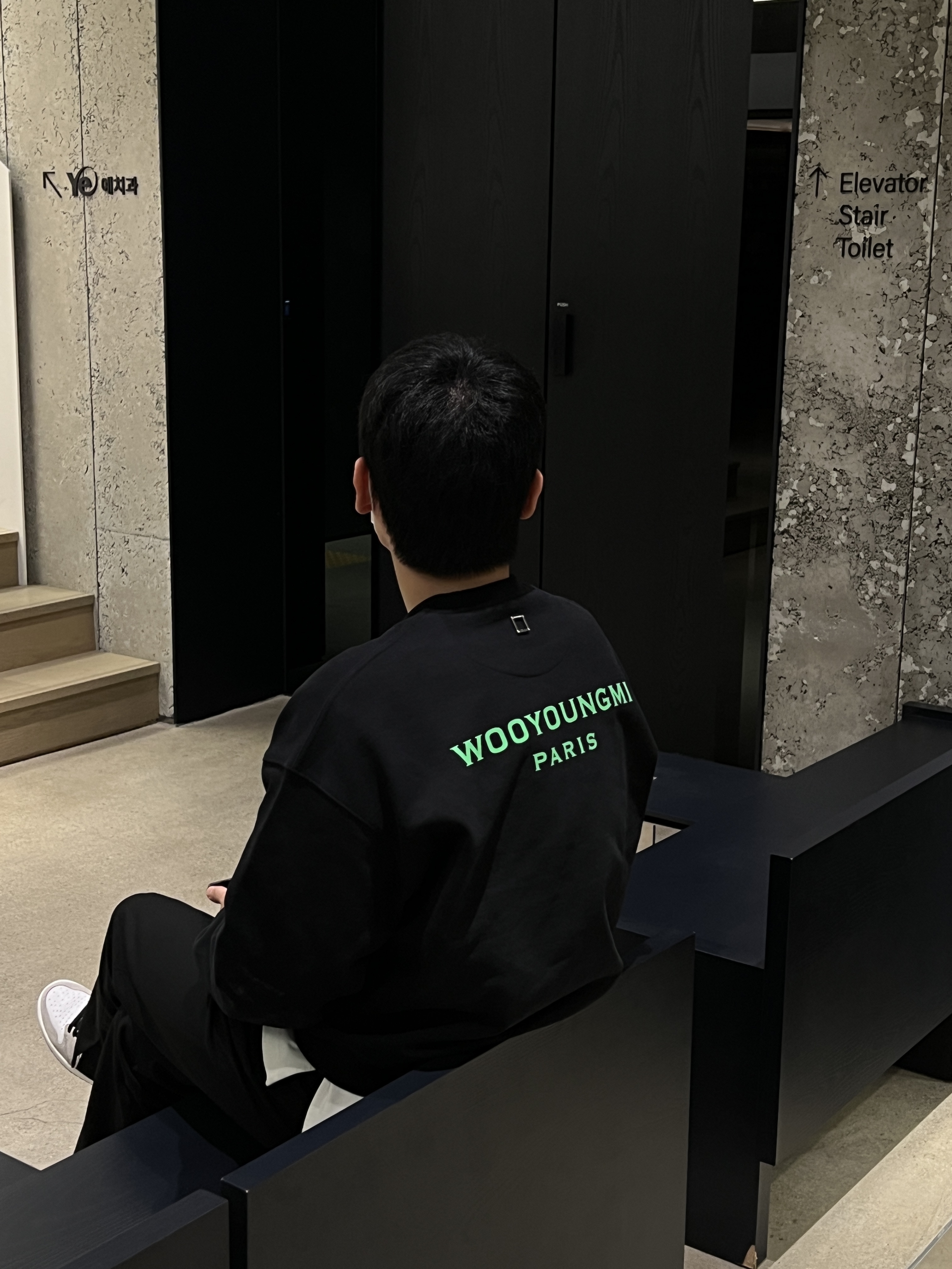 Wooyoungmi Glow Graphic Back Logo Sweatshirt Black - 22SS, Jordan 1 Retro High OG Light Smoke Grey 착용 스타일 - 2