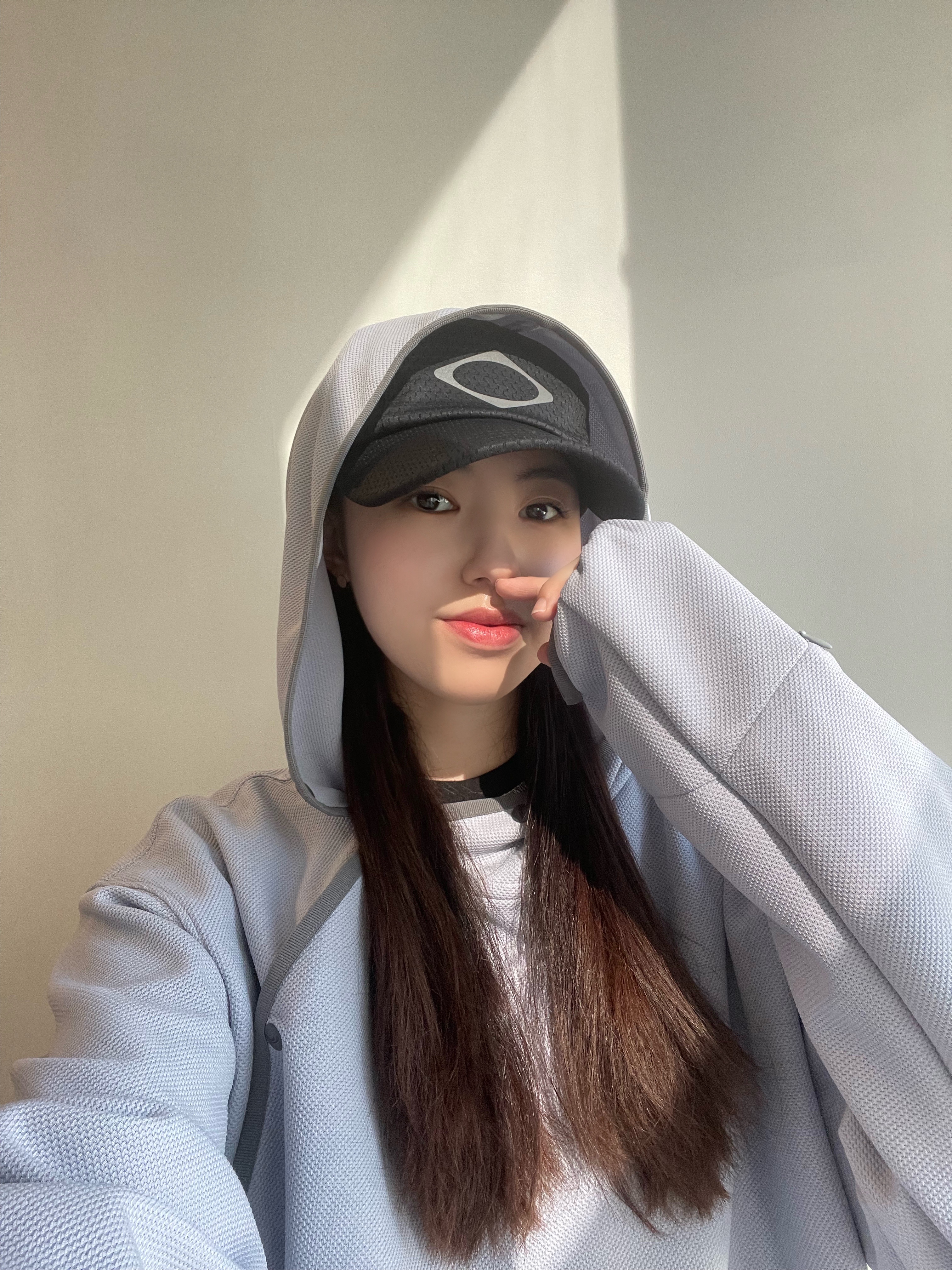 (W) Mischief Rhombus Running Cap Khaki Grey, Jordan 1 Mid Gym Red Black White 착용 스타일 - 2